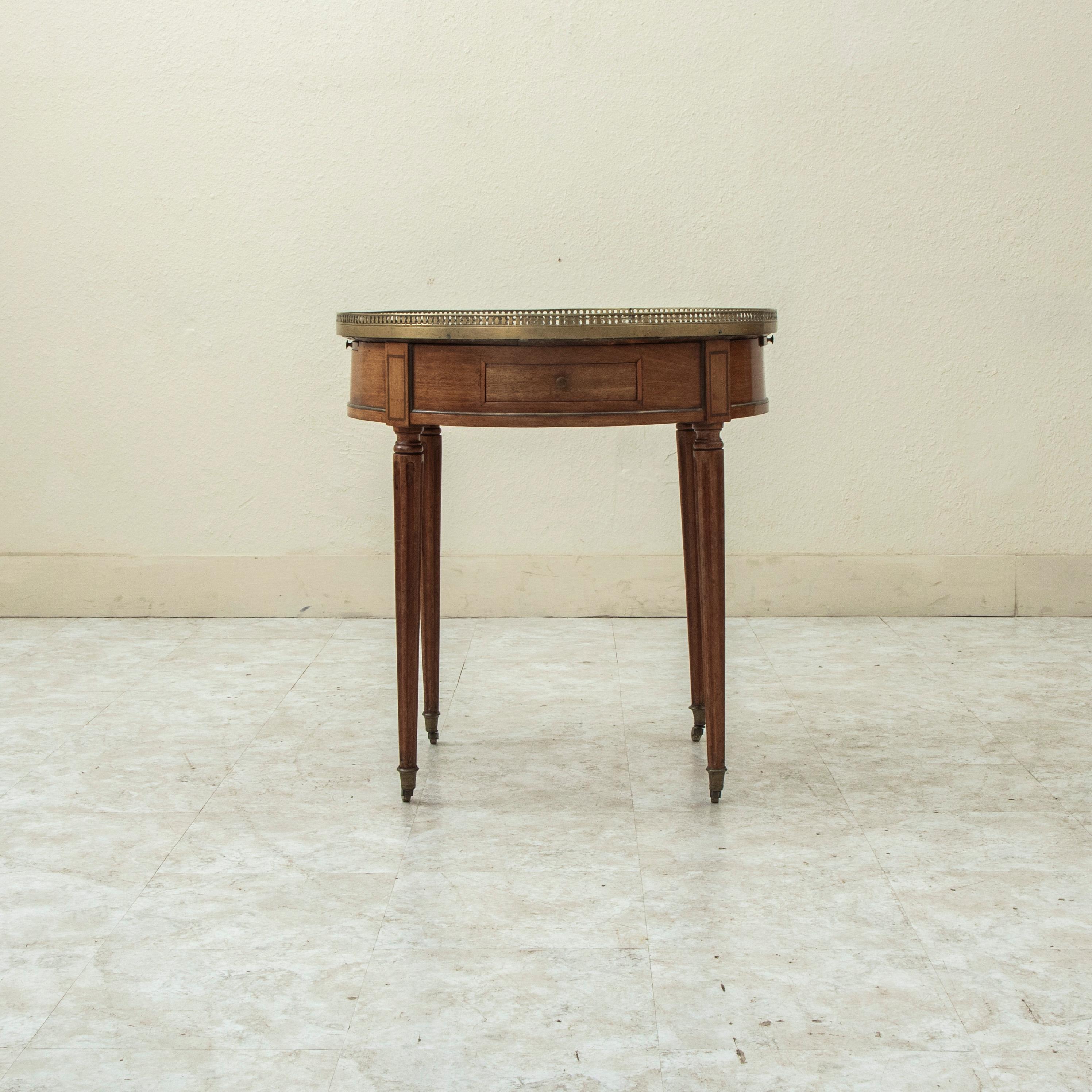Französischer Mahagoni-Bouillotte-Tisch im Louis-XVI.-Stil des späten 19. Jahrhunderts, Beistelltisch (Bronze) im Angebot
