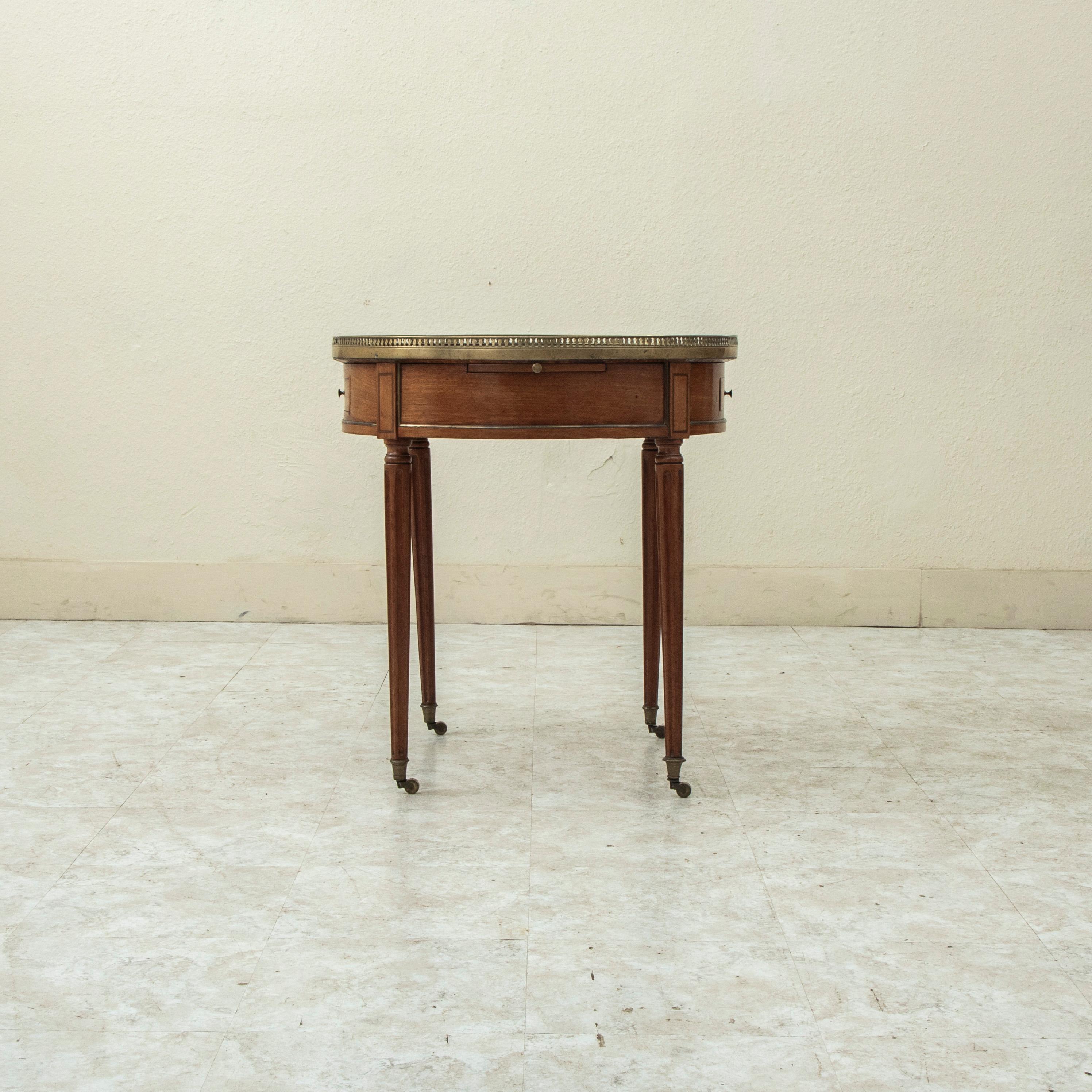 Französischer Mahagoni-Bouillotte-Tisch im Louis-XVI.-Stil des späten 19. Jahrhunderts, Beistelltisch im Angebot 1