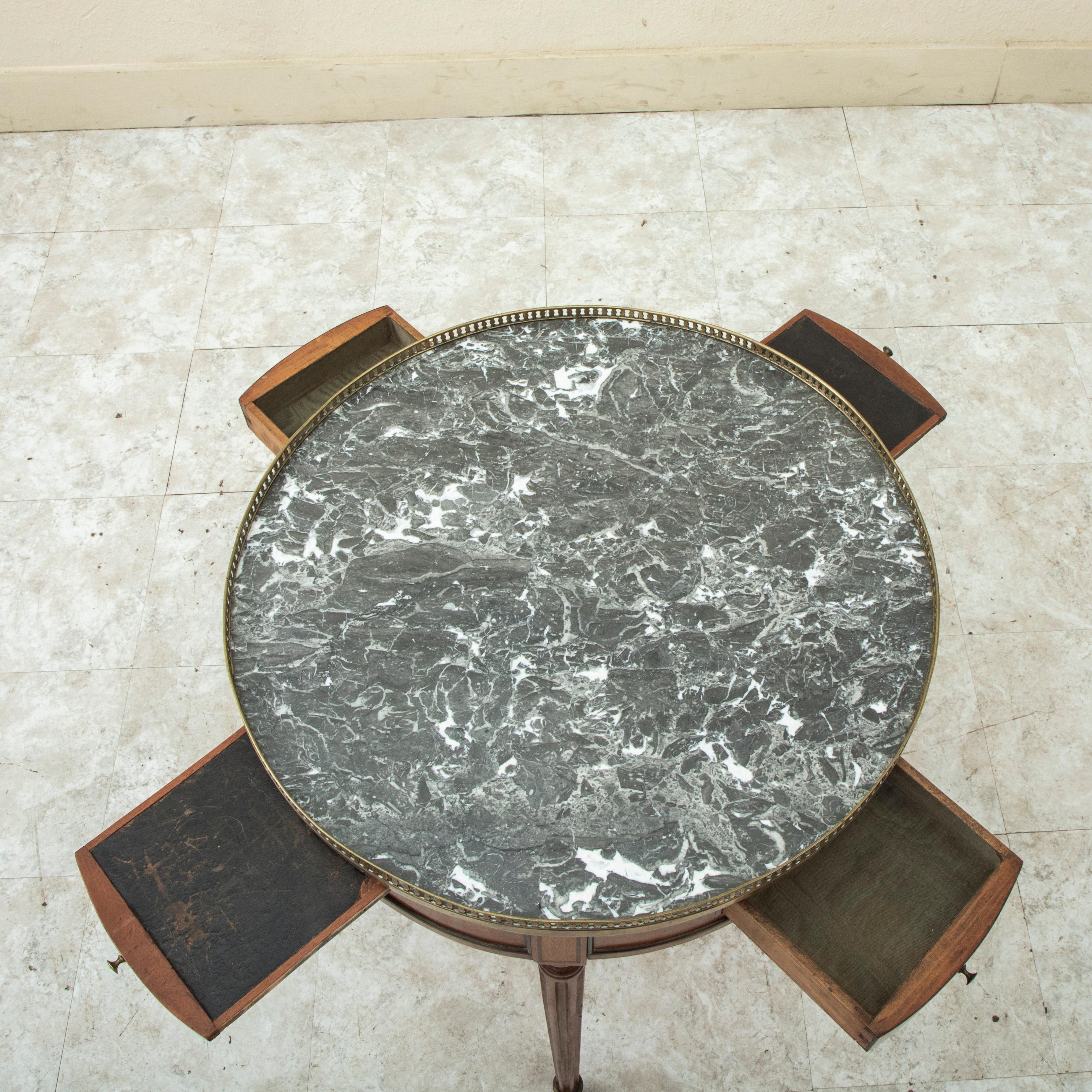 Französischer Mahagoni-Bouillotte-Tisch im Louis-XVI.-Stil des späten 19. Jahrhunderts, Beistelltisch im Angebot 3