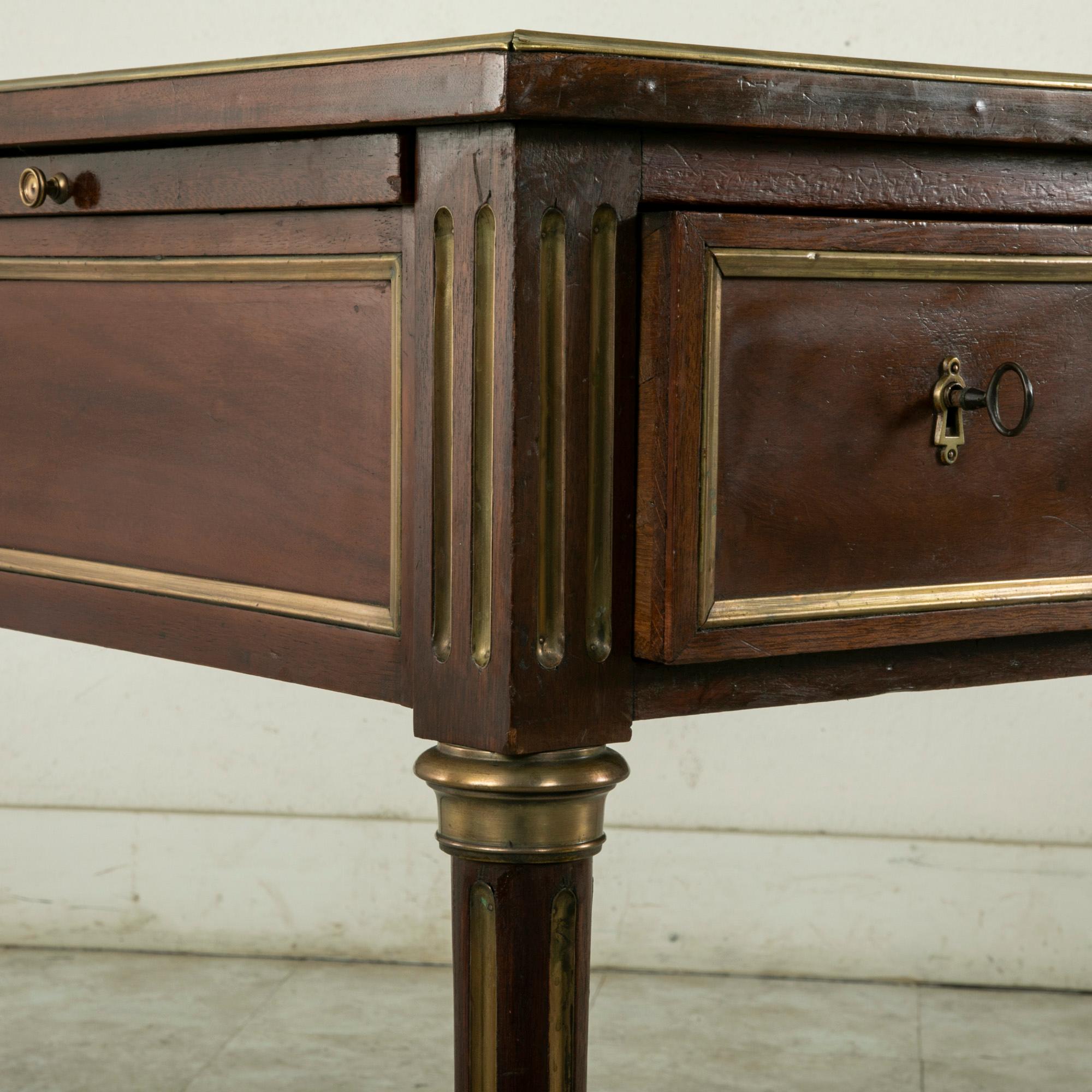 Scrivania in mogano in stile Luigi XVI della fine del XIX secolo con dettagli in bronzo in vendita 4