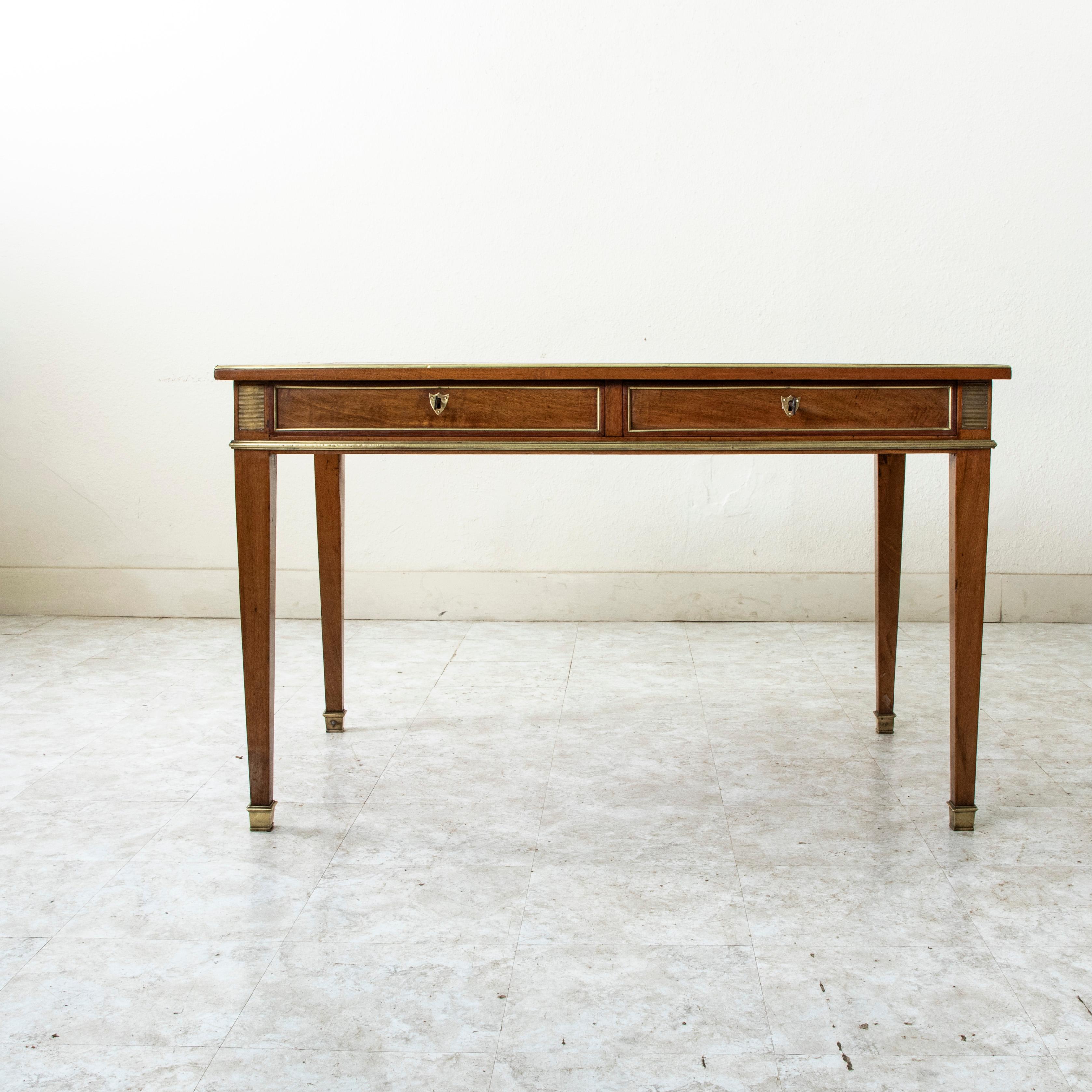 Francese Scrivania in mogano in stile Luigi XVI della fine del XIX secolo con piano in cuoio in vendita