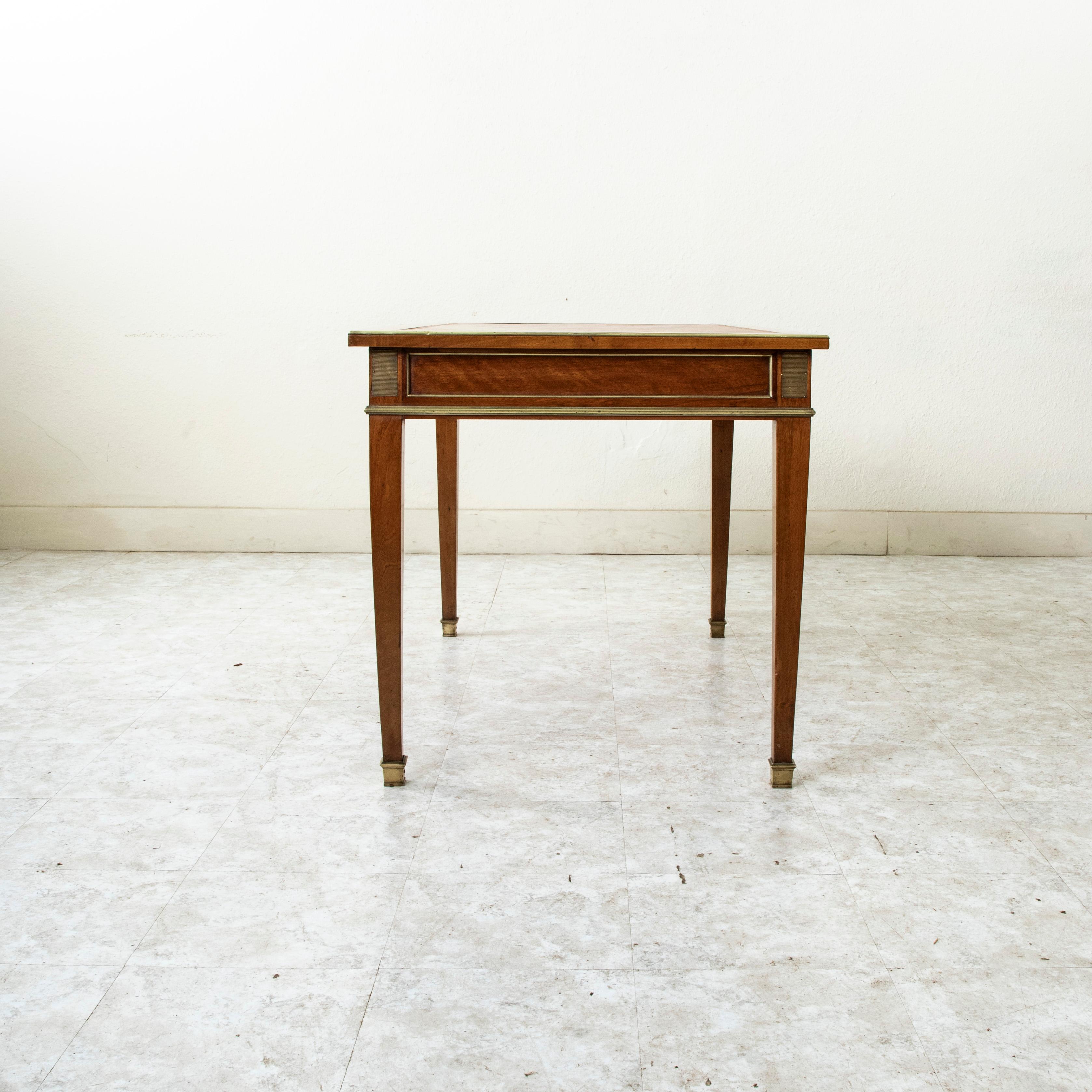 Scrivania in mogano in stile Luigi XVI della fine del XIX secolo con piano in cuoio in vendita 1