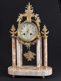 Reloj de repisa de mármol y bronce dorado estilo Luis XVI francés de finales del siglo XIX