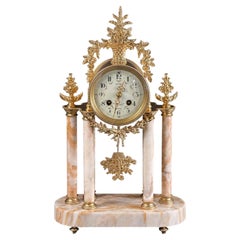 Reloj de repisa de mármol y bronce dorado estilo Luis XVI francés de finales del siglo XIX