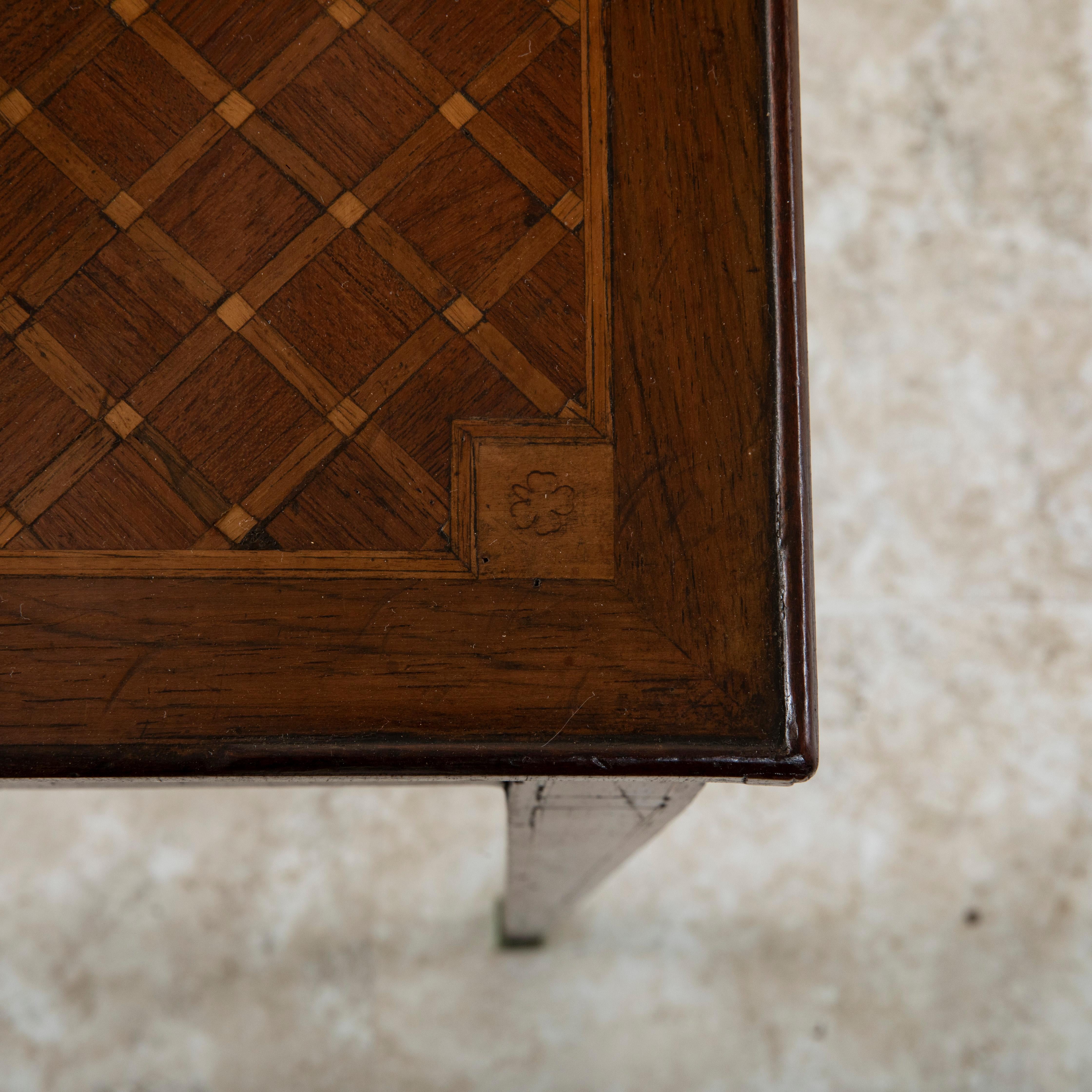 Table d'appoint ou de chevet en marqueterie de style Louis XVI de la fin du XIXe siècle en vente 5
