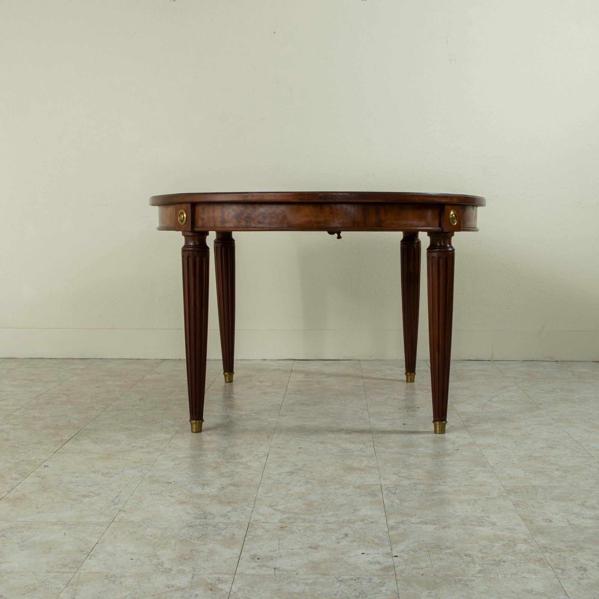 Late 19th Century French Louis XVI Style Oval Mahogany Dining Table In Good Condition In Fayetteville, AR