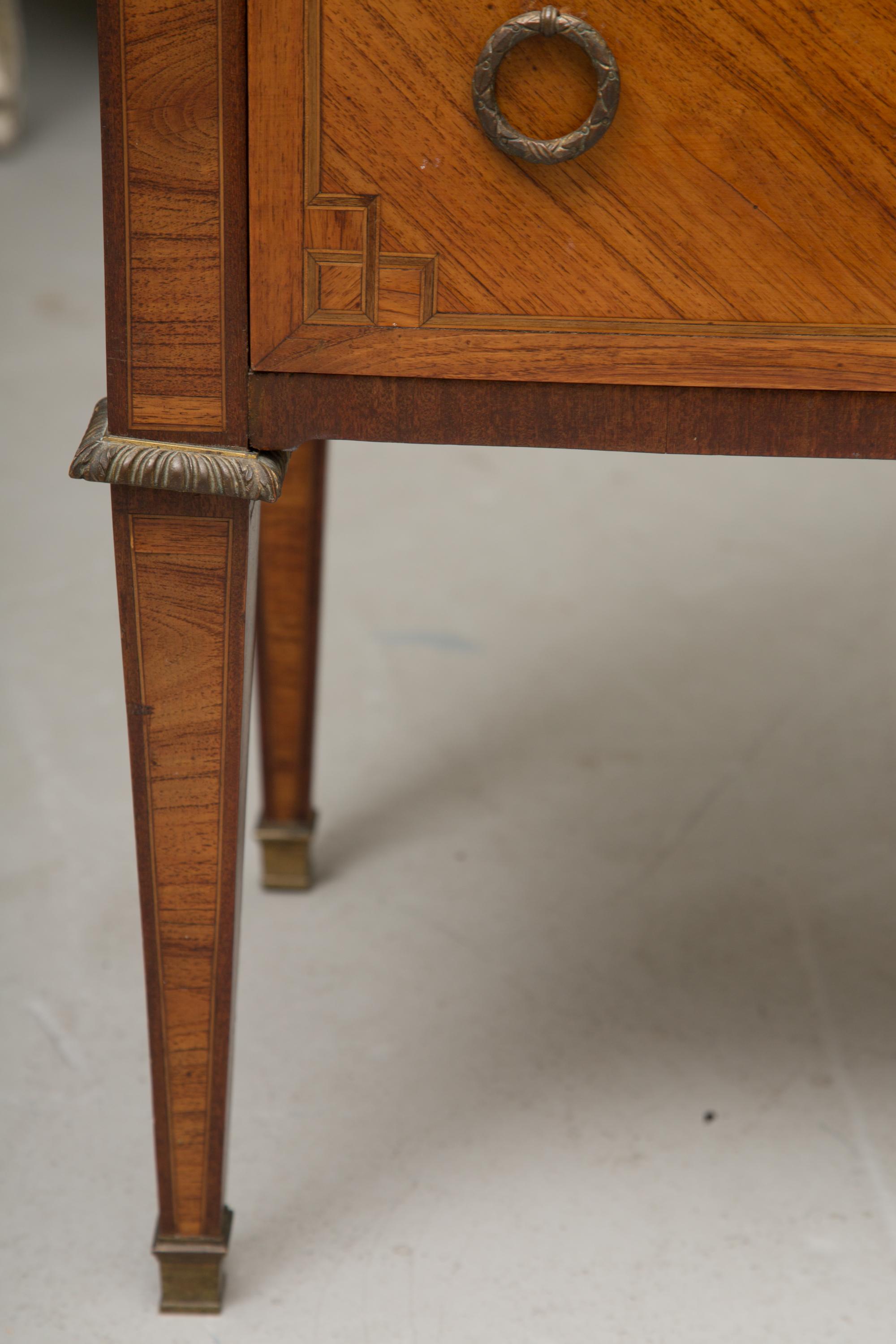 Marbre Commode en bois de tulipier de style Louis XVI de la fin du XIXe siècle avec plateau en marbre ocre en vente