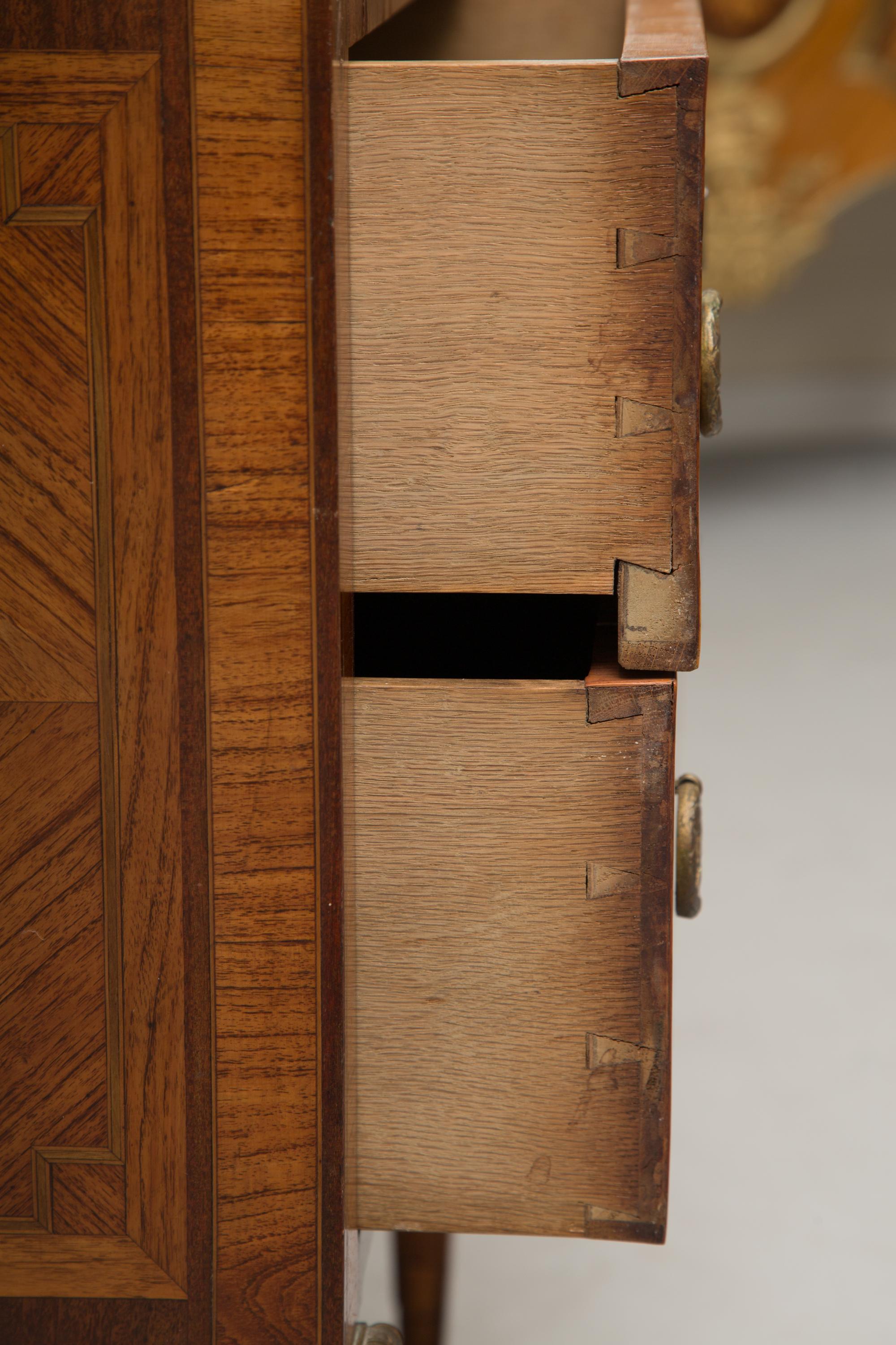 Commode en bois de tulipier de style Louis XVI de la fin du XIXe siècle avec plateau en marbre ocre en vente 1