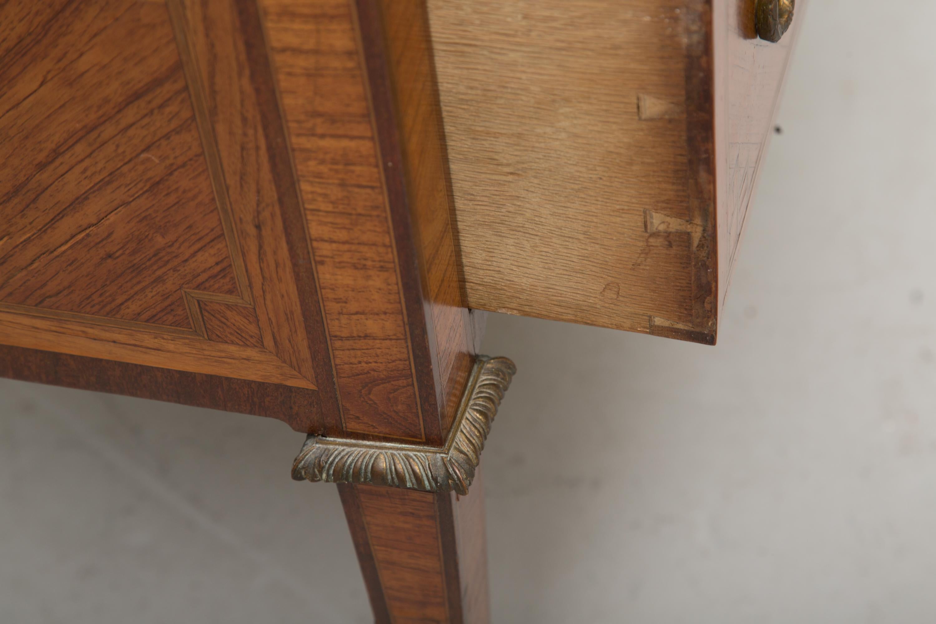 Commode en bois de tulipier de style Louis XVI de la fin du XIXe siècle avec plateau en marbre ocre en vente 3