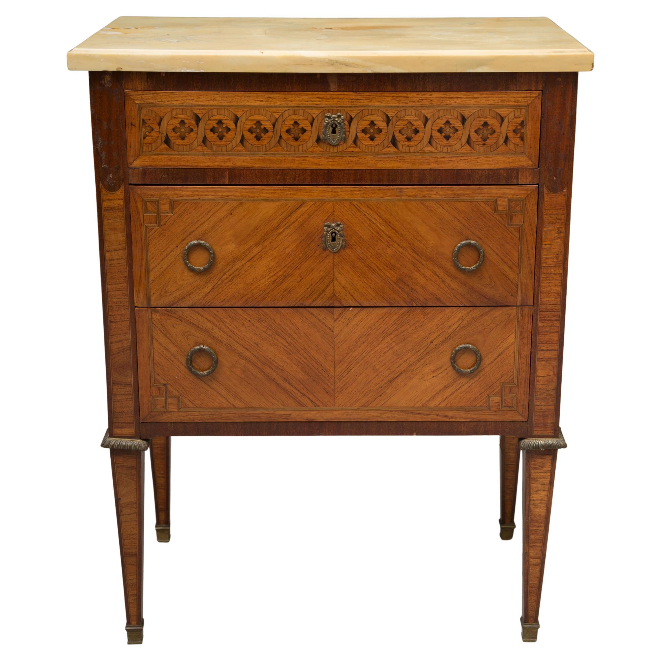 Commode en bois de tulipier de style Louis XVI de la fin du XIXe siècle avec plateau en marbre ocre en vente