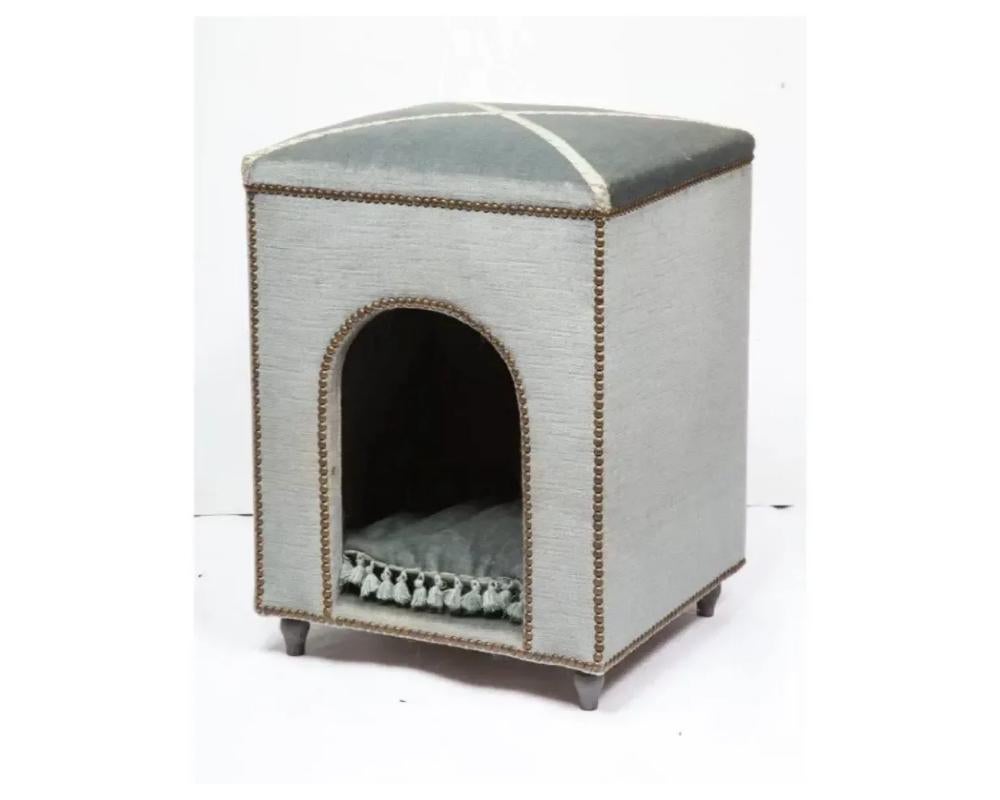 Late 19th Century French Louis XVI Style Velvet-Upholstered Niche De Chien Dog B For Sale 1