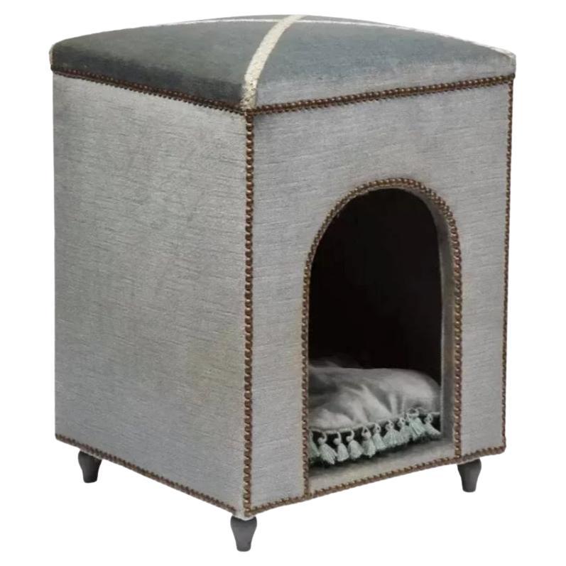 Late 19th Century French Louis XVI Style Velvet-Upholstered Niche De Chien Dog B For Sale
