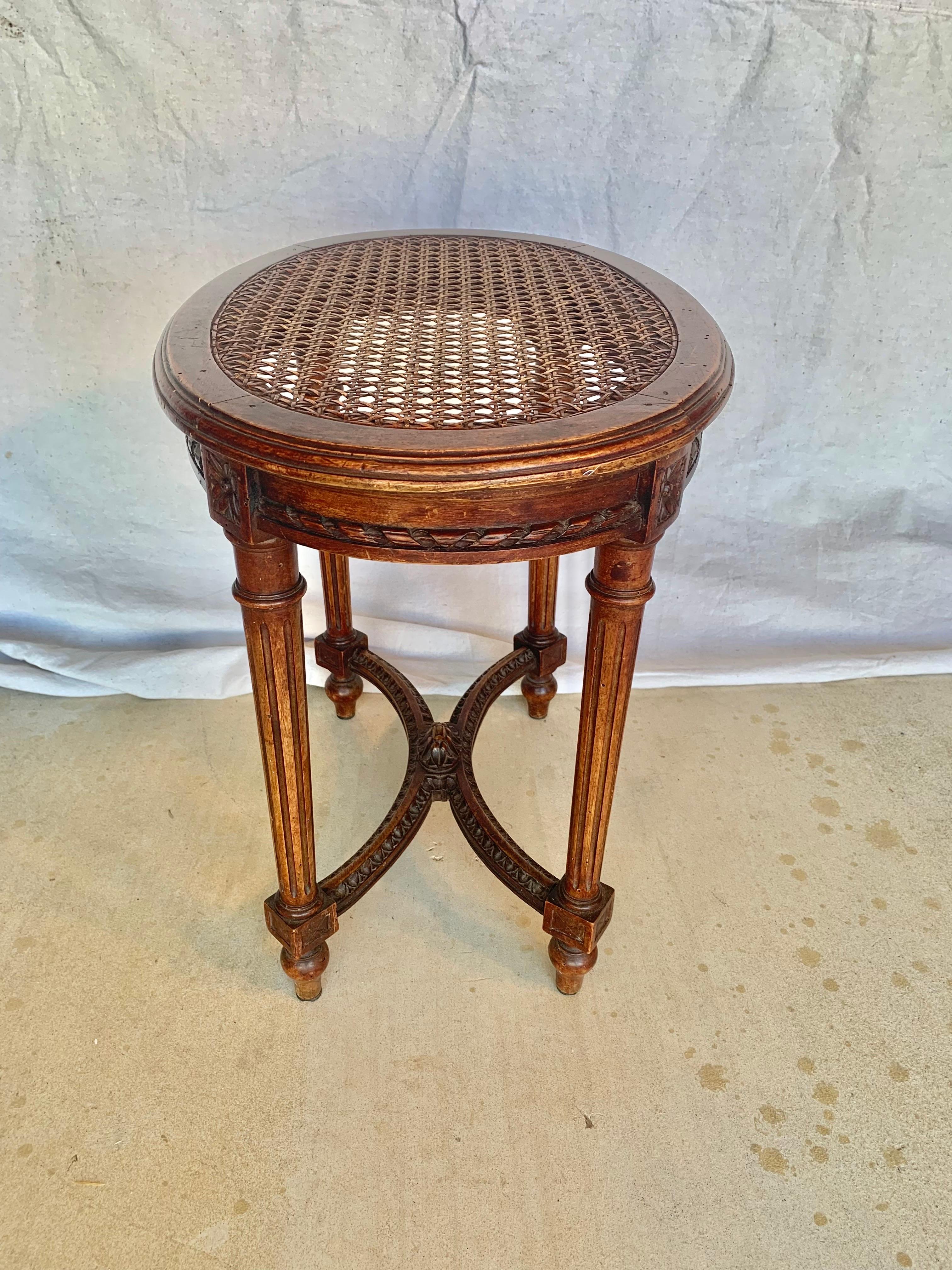 Fin du 19ème siècle, tabouret en noyer et canne de style Louis XVI en vente 3