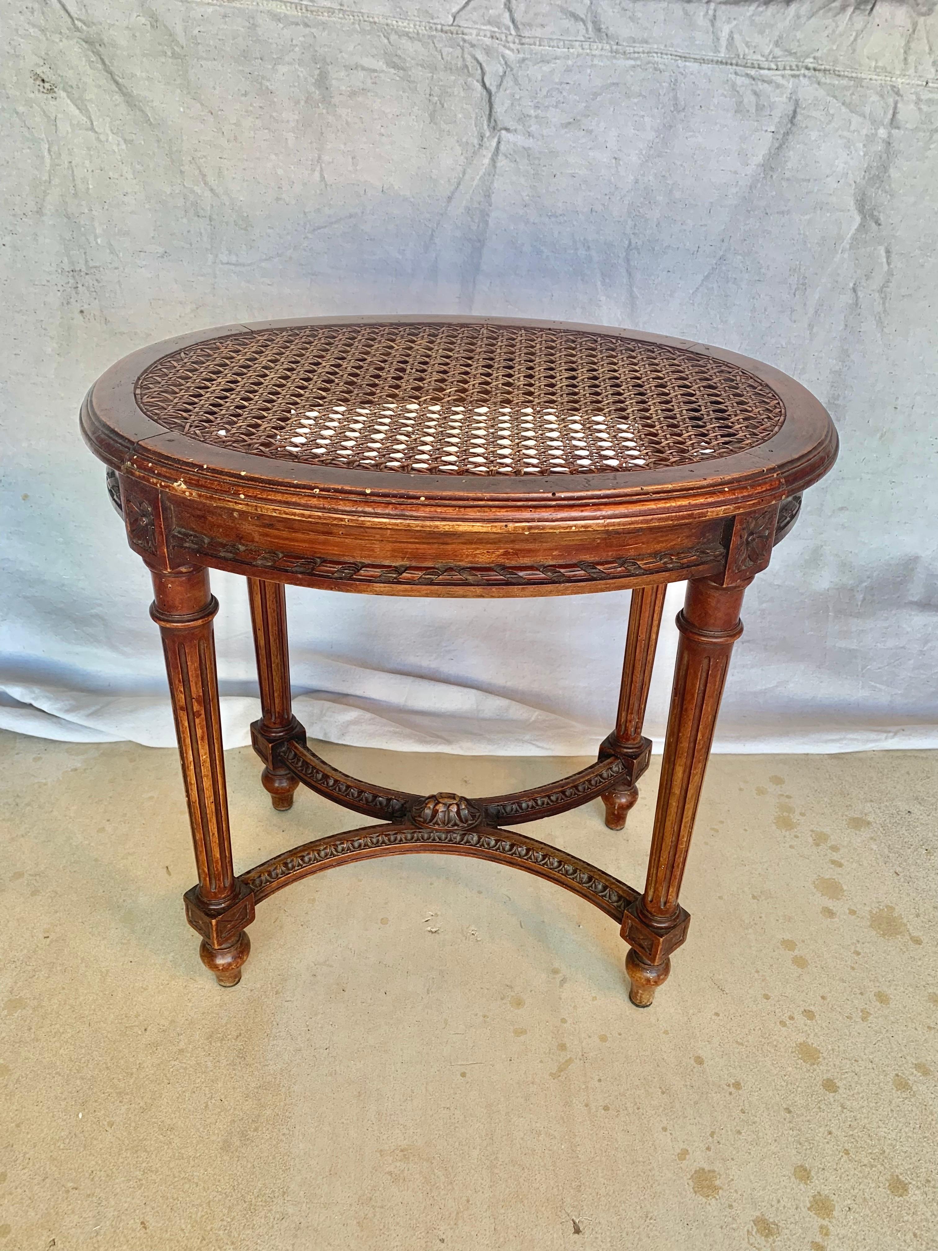 Fin du 19ème siècle, tabouret en noyer et canne de style Louis XVI en vente 5