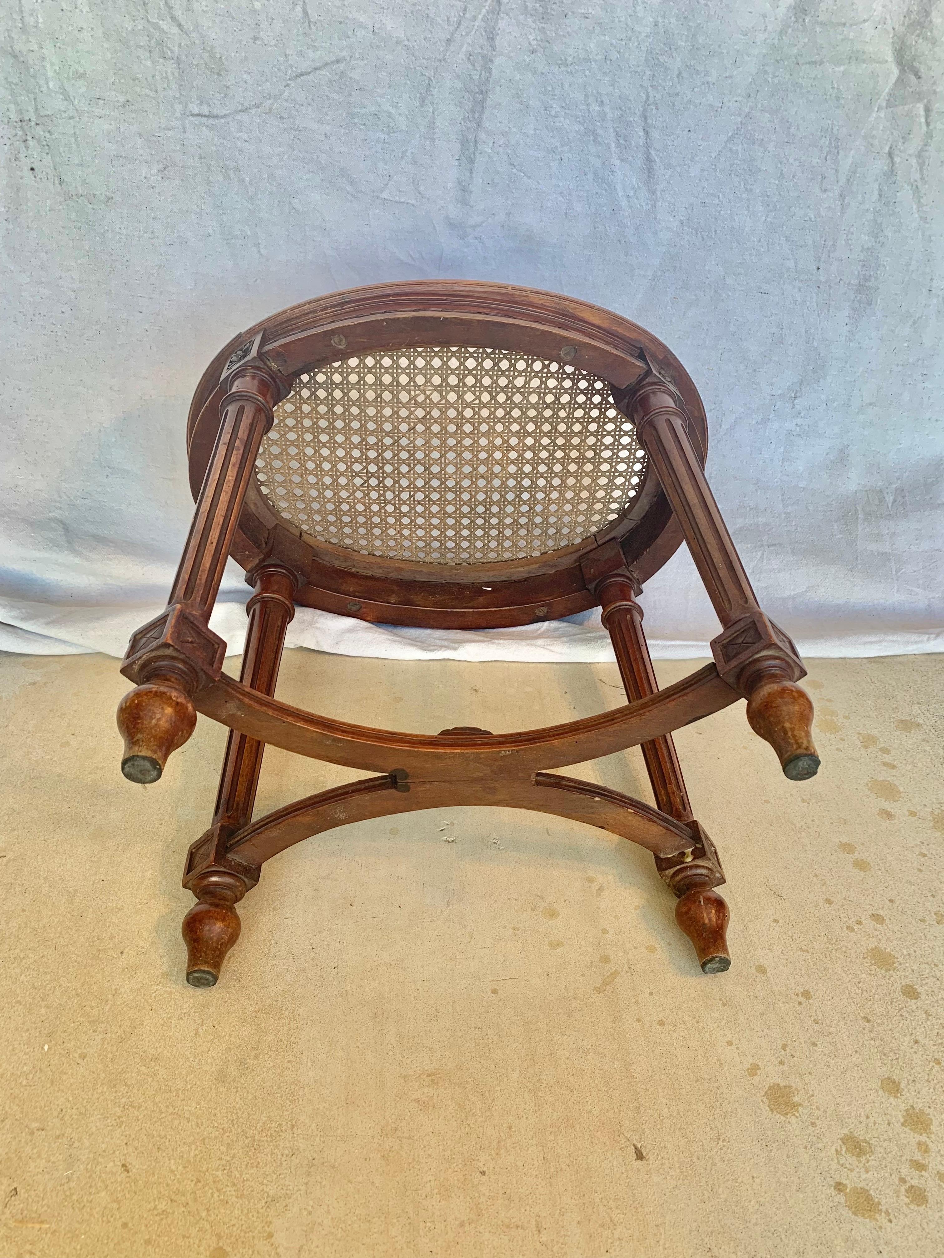 Fin du 19ème siècle, tabouret en noyer et canne de style Louis XVI en vente 7