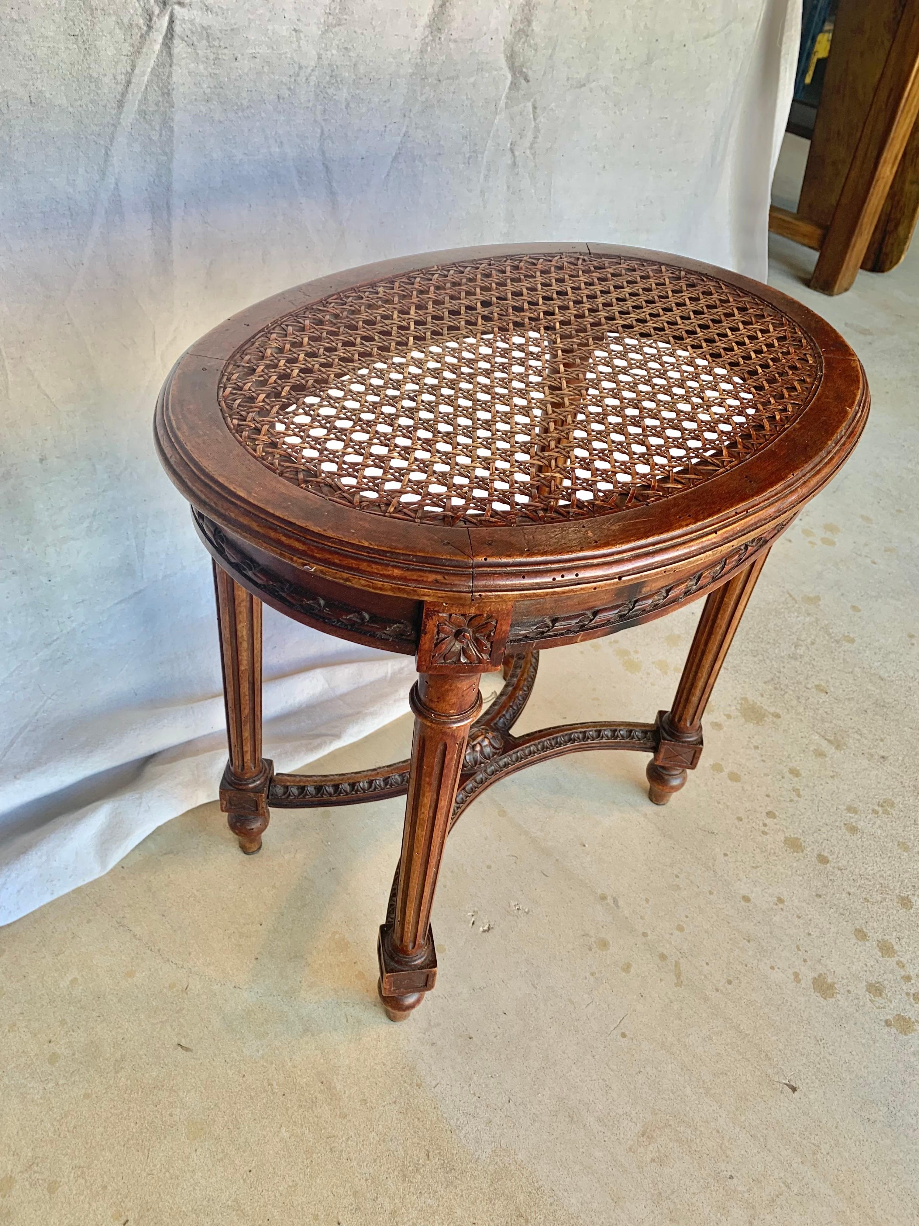 Français Fin du 19ème siècle, tabouret en noyer et canne de style Louis XVI en vente