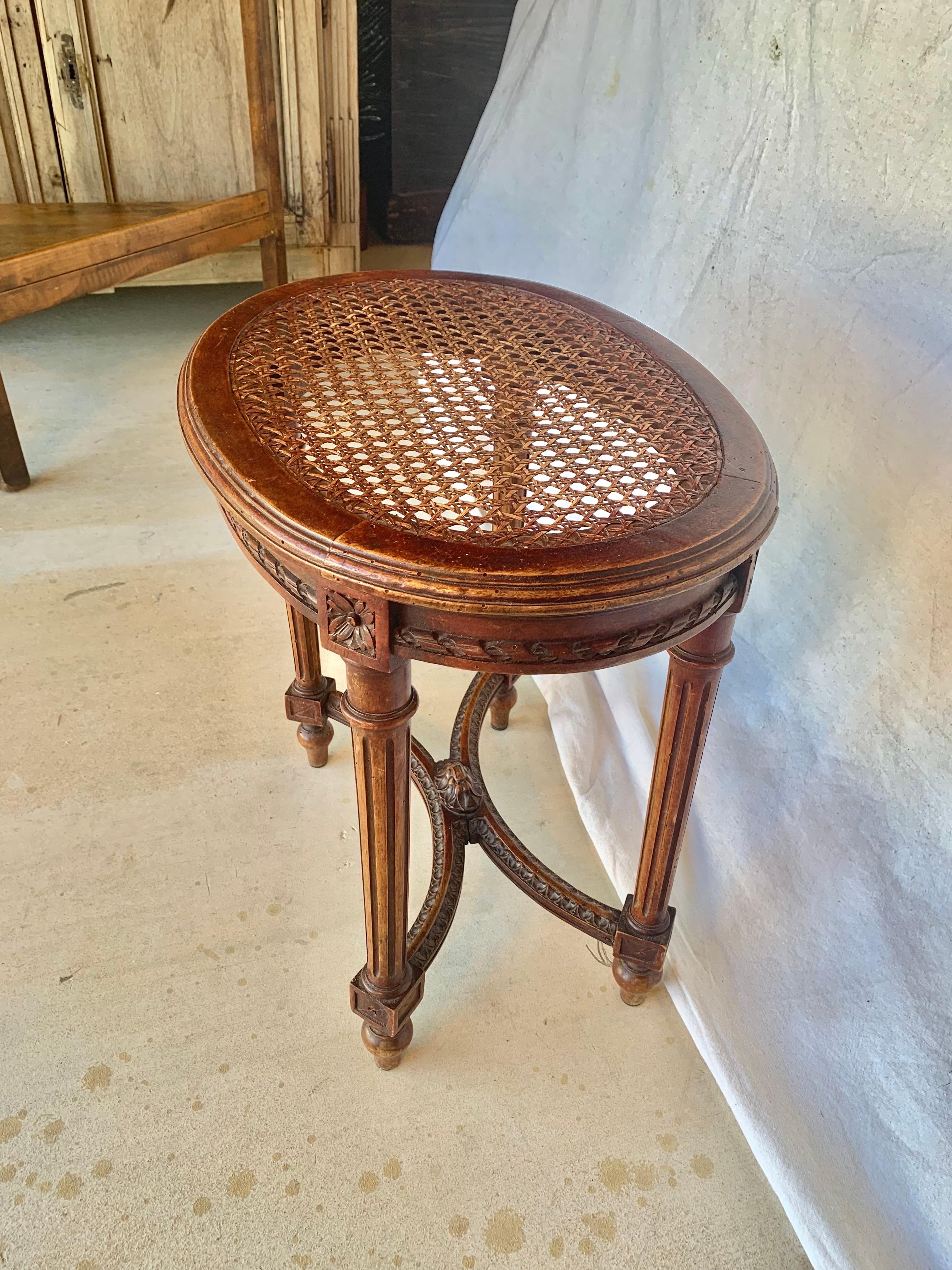 Fait main Fin du 19ème siècle, tabouret en noyer et canne de style Louis XVI en vente