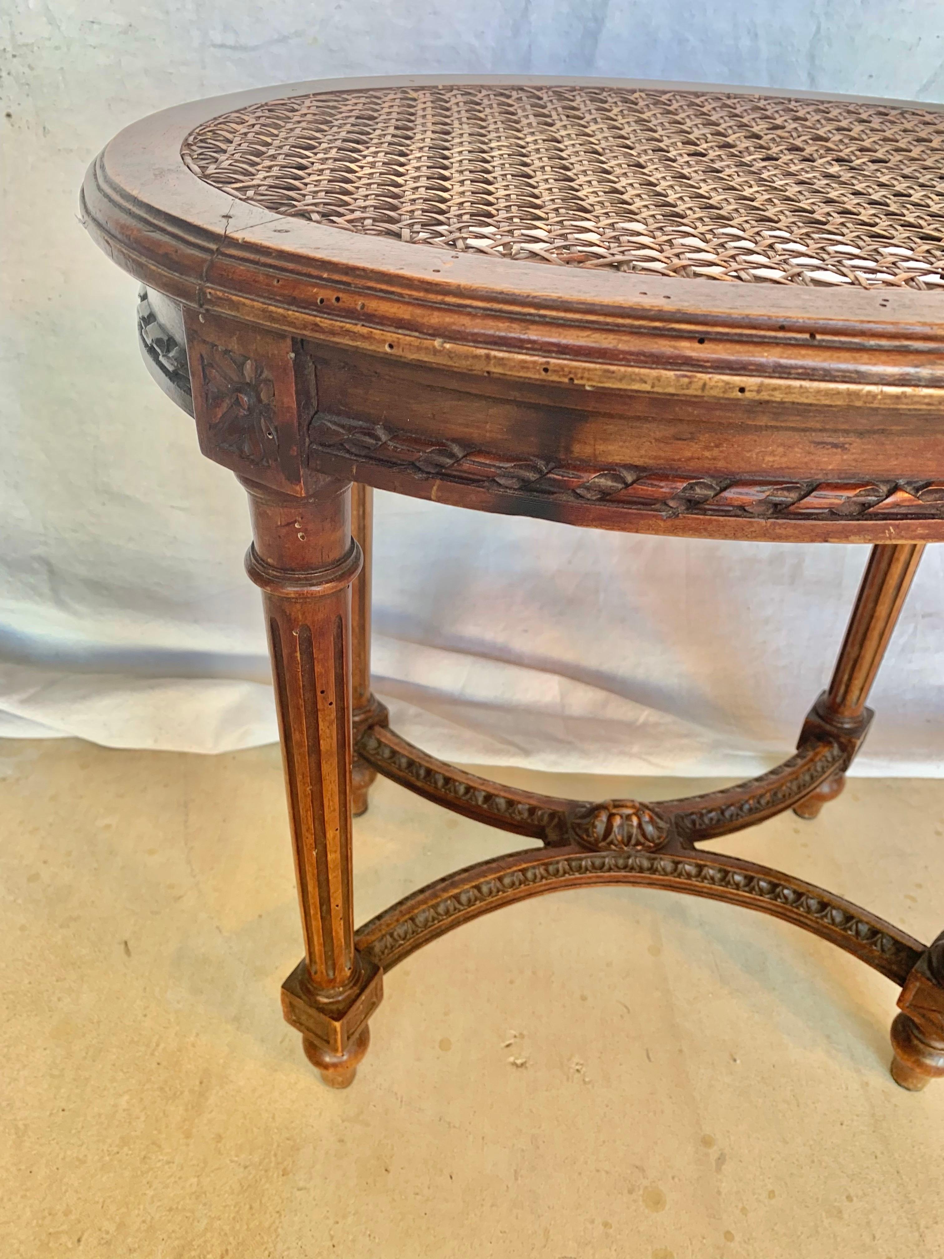 Fin du 19ème siècle, tabouret en noyer et canne de style Louis XVI en vente 1