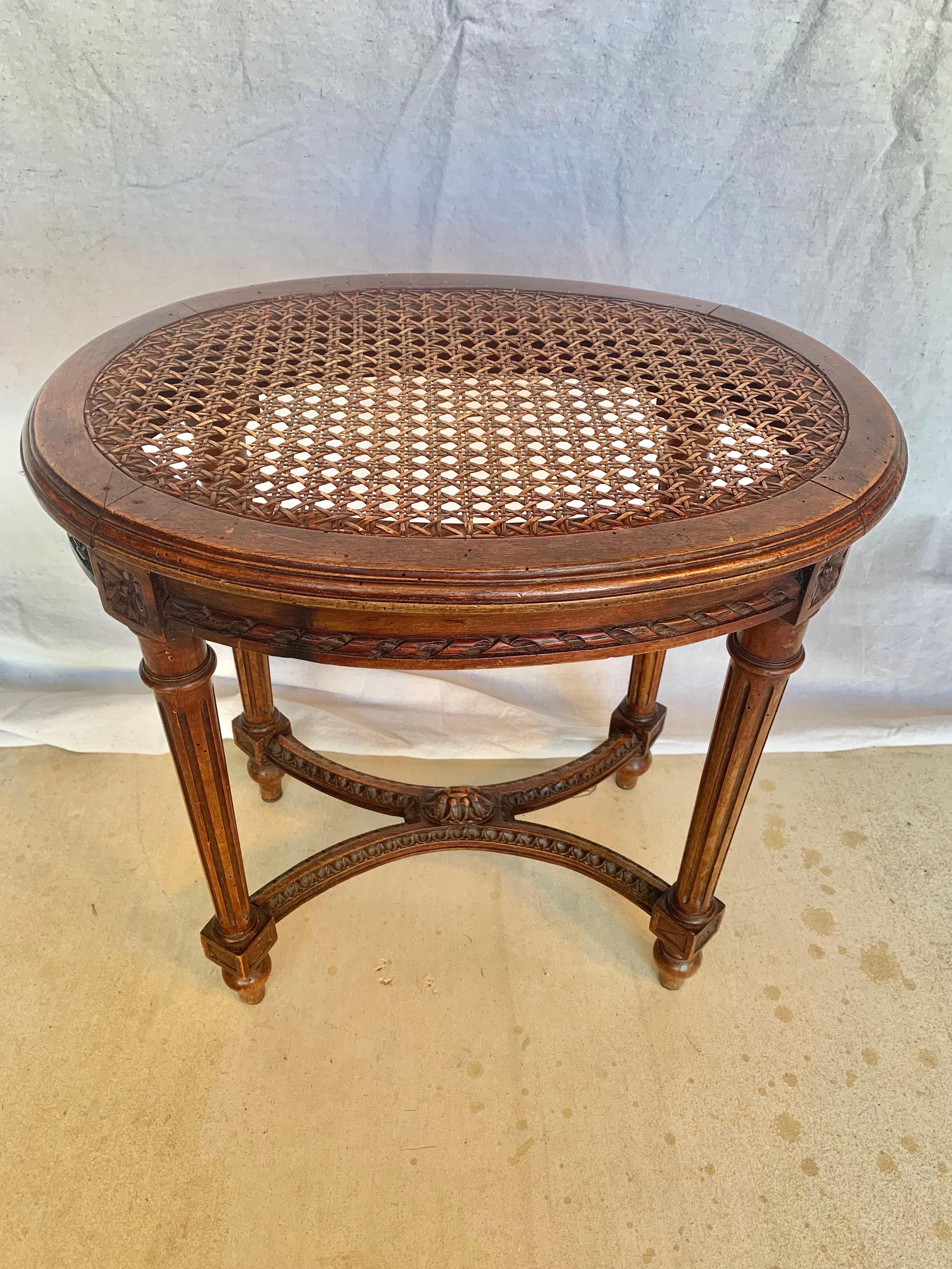 Fin du 19ème siècle, tabouret en noyer et canne de style Louis XVI en vente 2