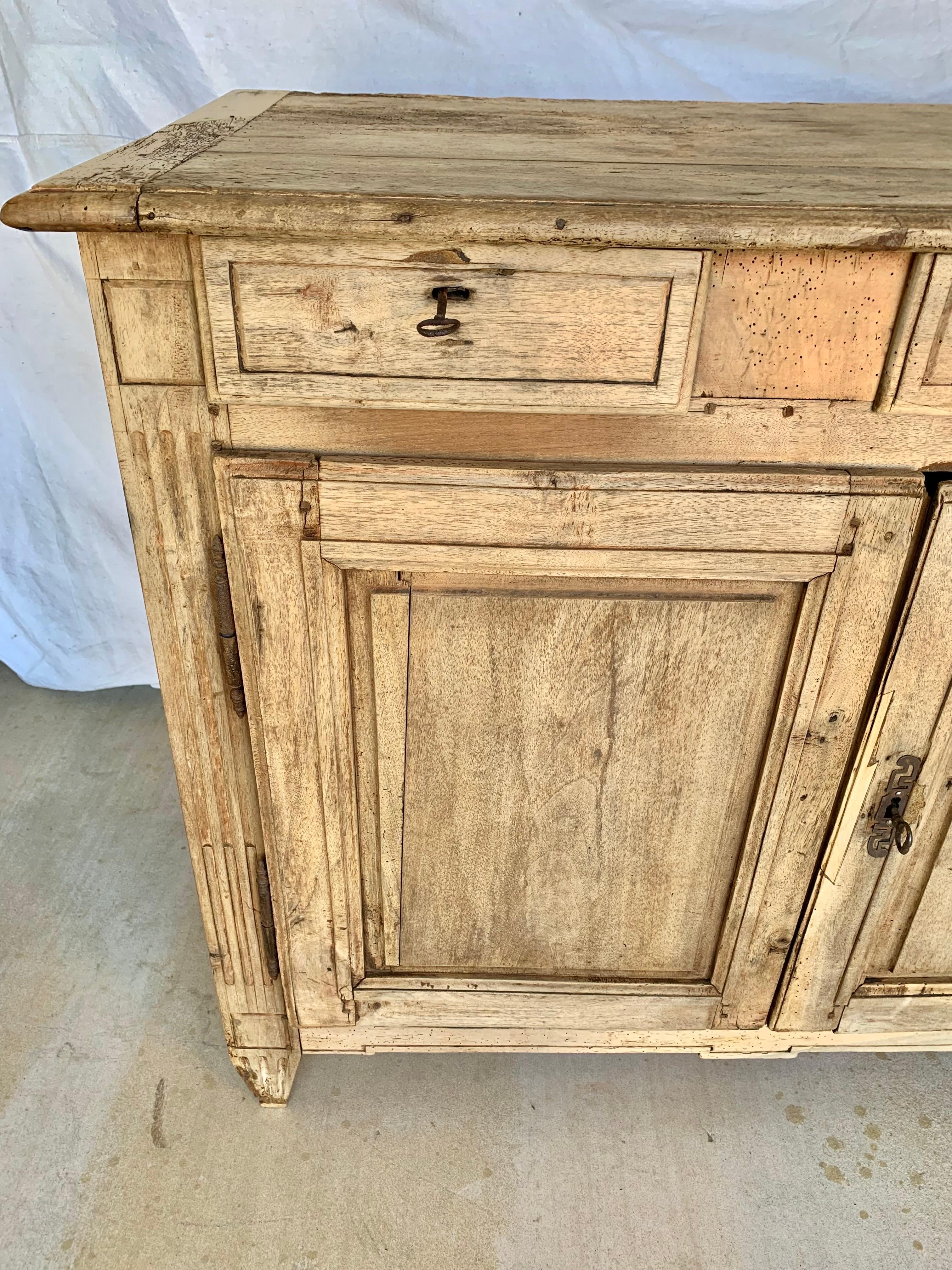 Buffet en noyer Louis XVI de la fin du XIXe siècle en vente 4