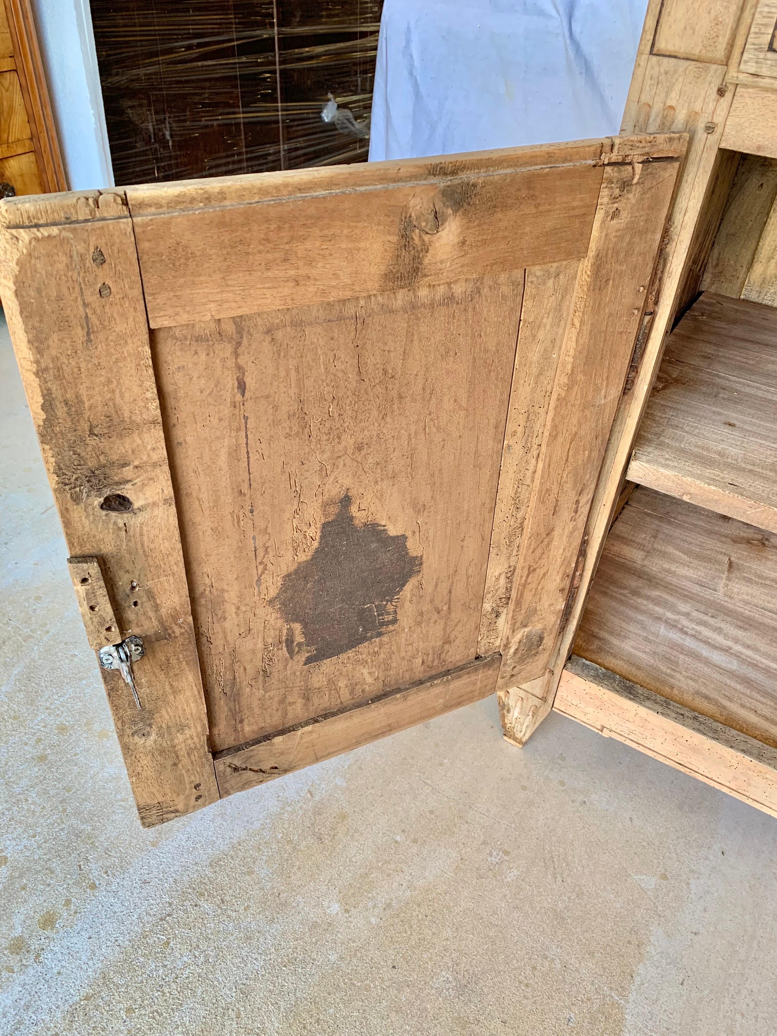 Buffet en noyer Louis XVI de la fin du XIXe siècle en vente 7
