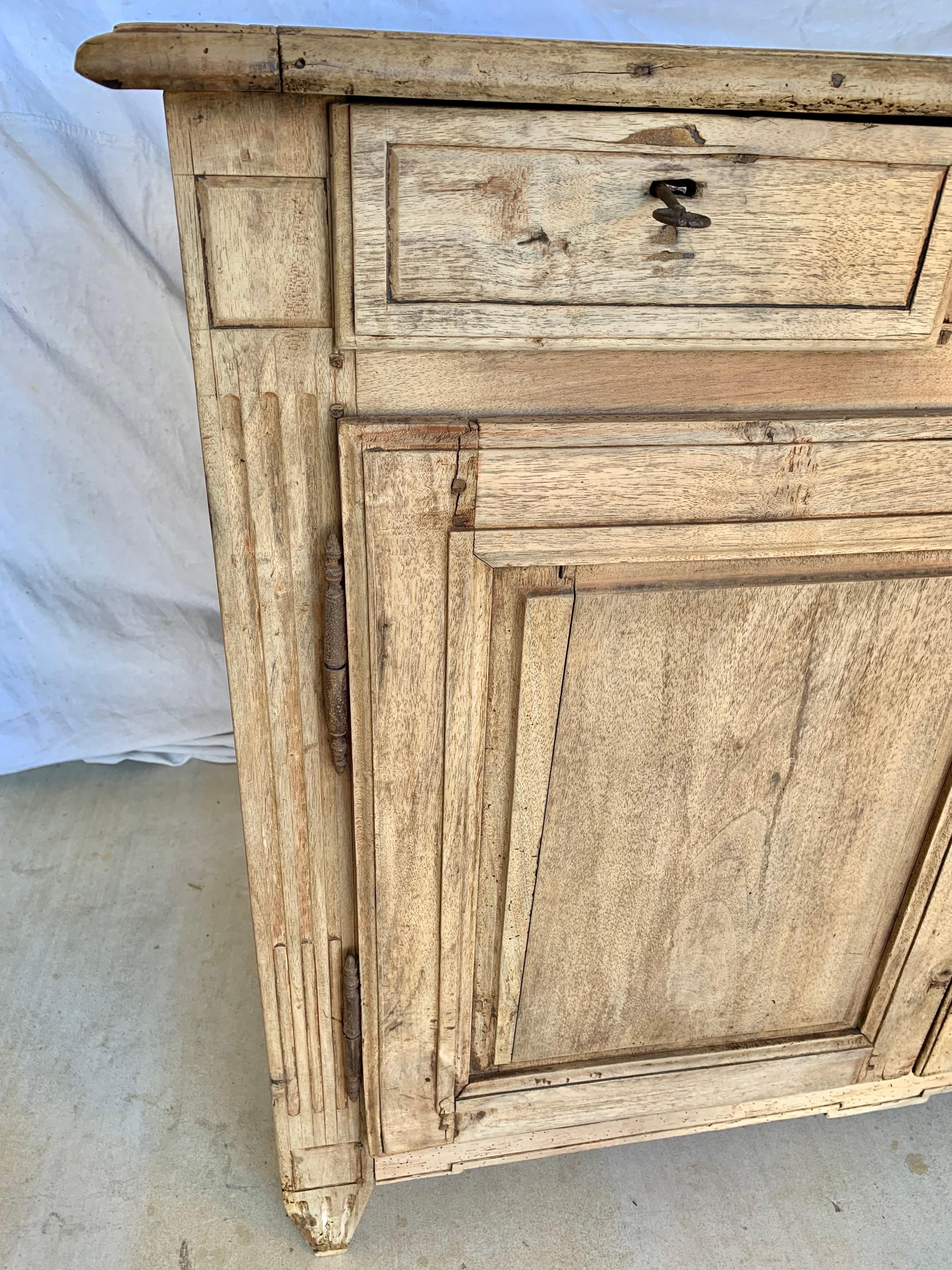 Buffet en noyer Louis XVI de la fin du XIXe siècle en vente 8