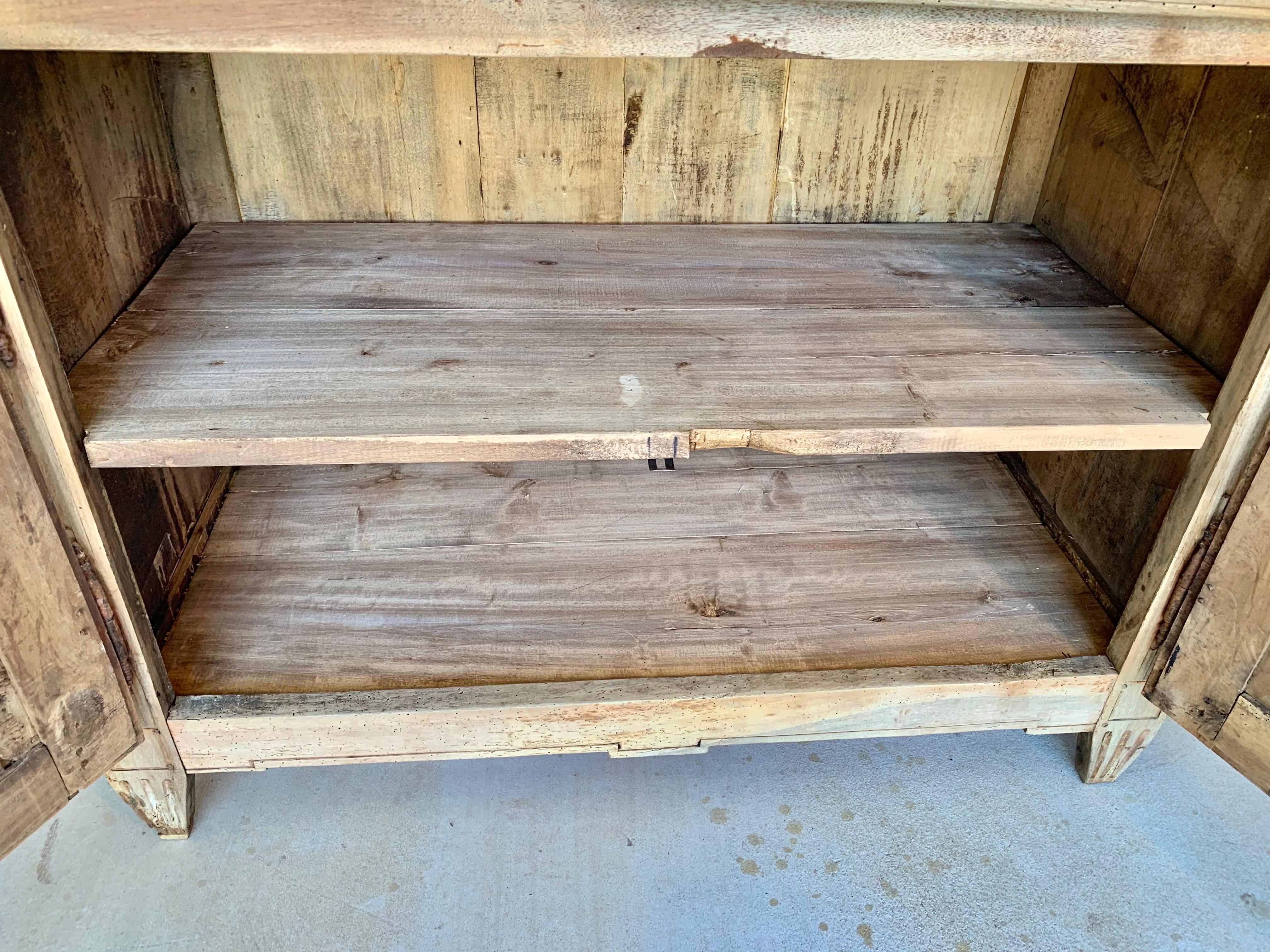 Buffet en noyer Louis XVI de la fin du XIXe siècle en vente 9