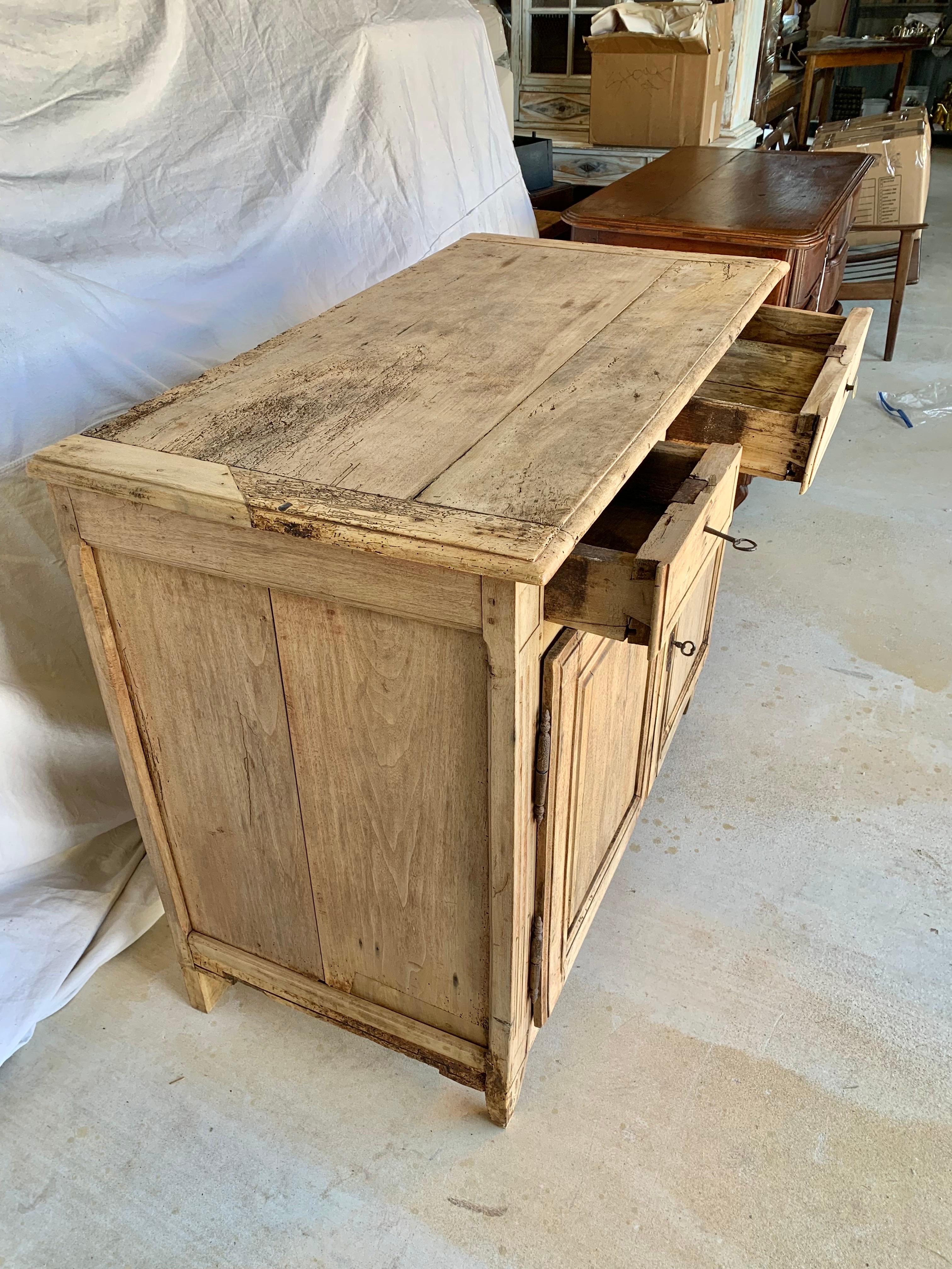 Buffet en noyer Louis XVI de la fin du XIXe siècle en vente 10
