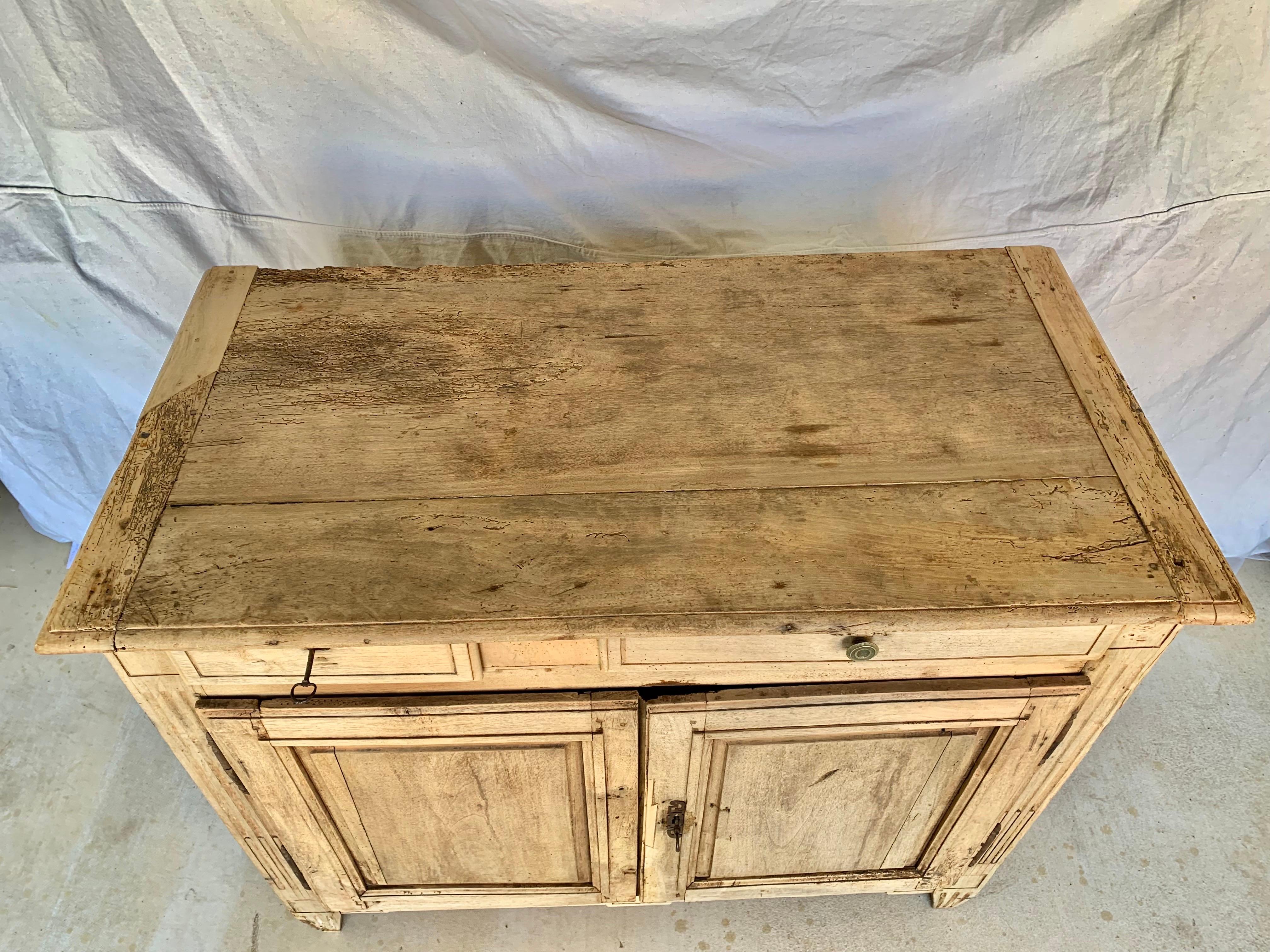 Buffet en noyer Louis XVI de la fin du XIXe siècle en vente 12