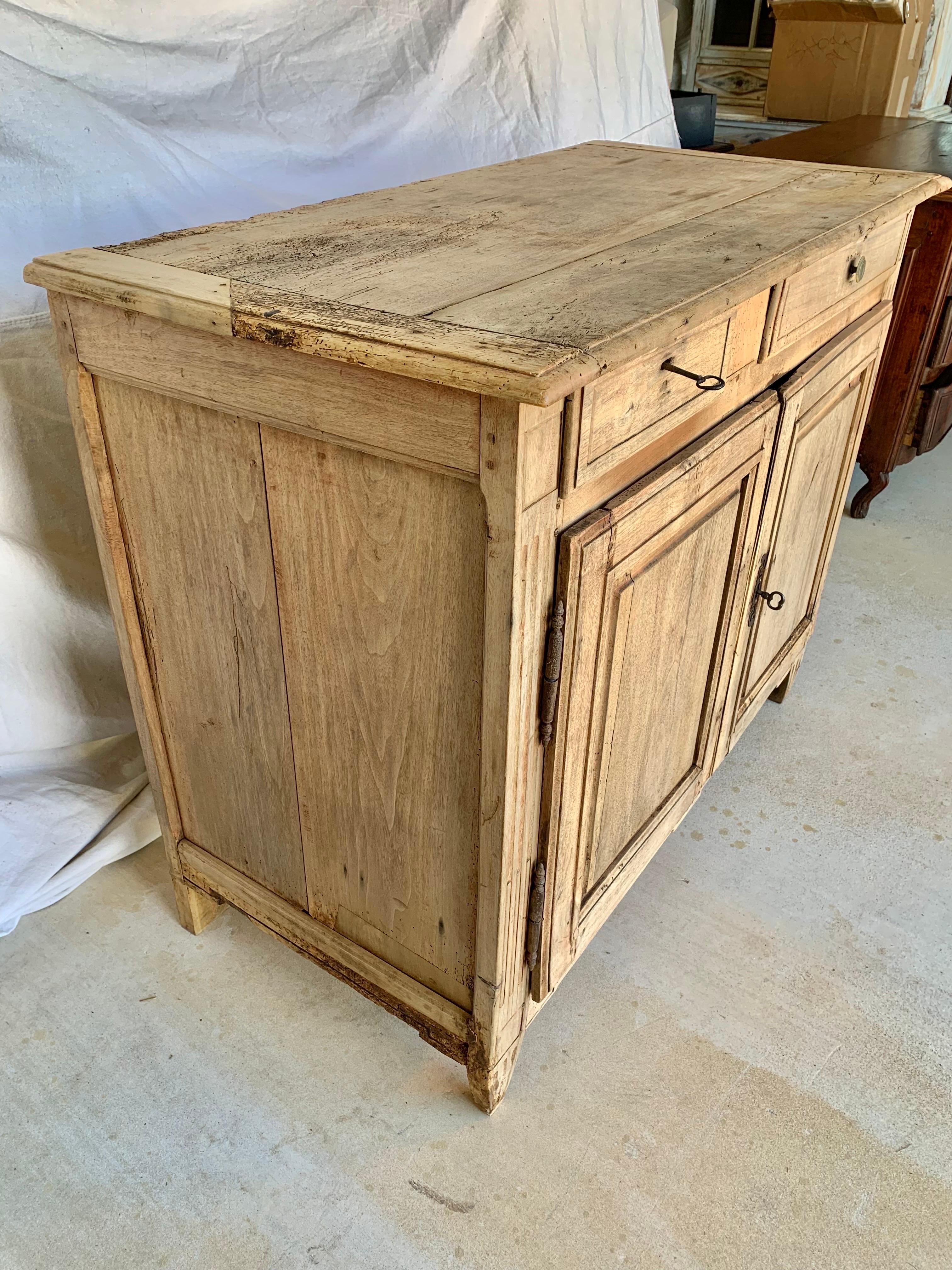 Français Buffet en noyer Louis XVI de la fin du XIXe siècle en vente