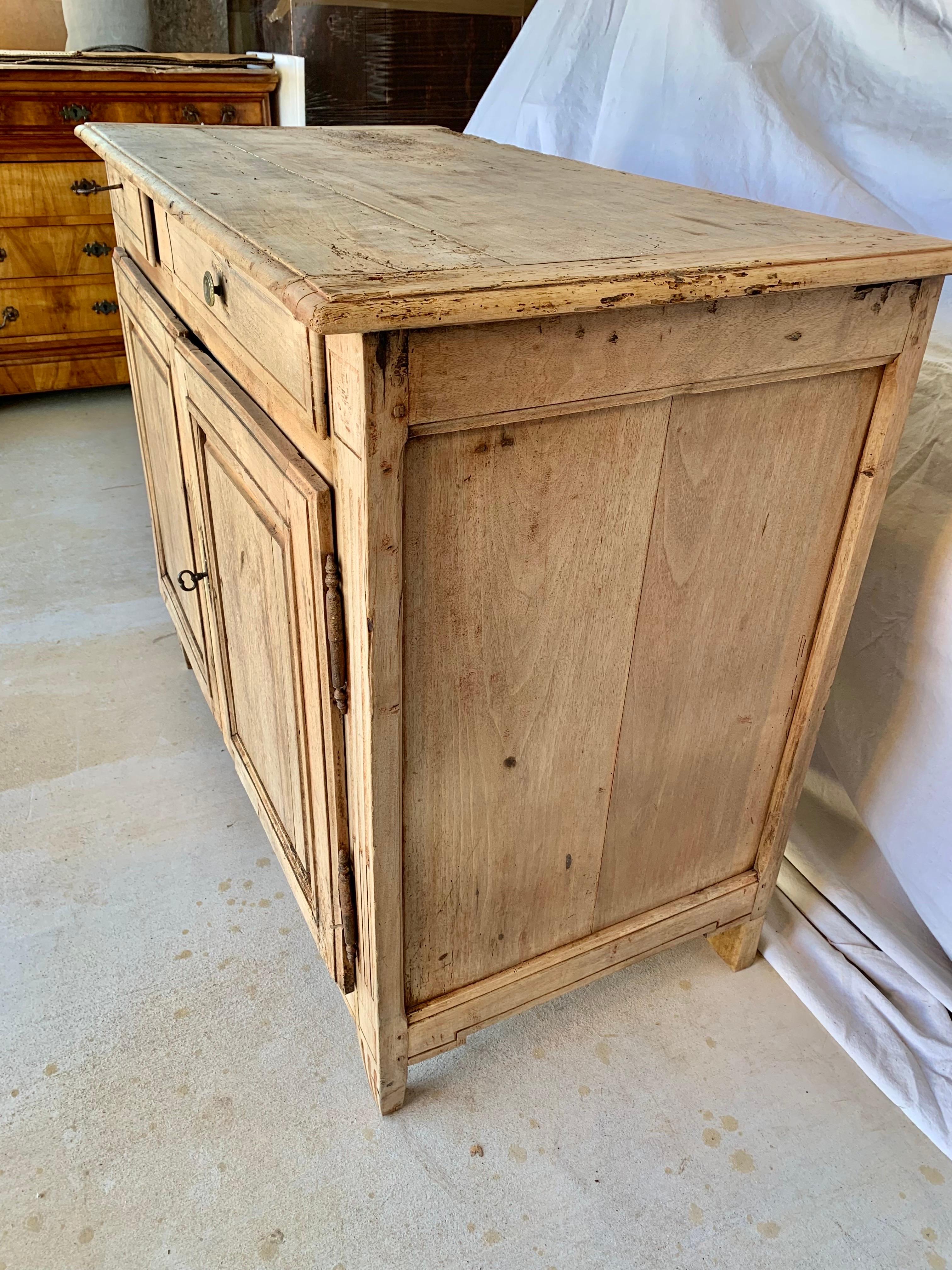 Fait main Buffet en noyer Louis XVI de la fin du XIXe siècle en vente