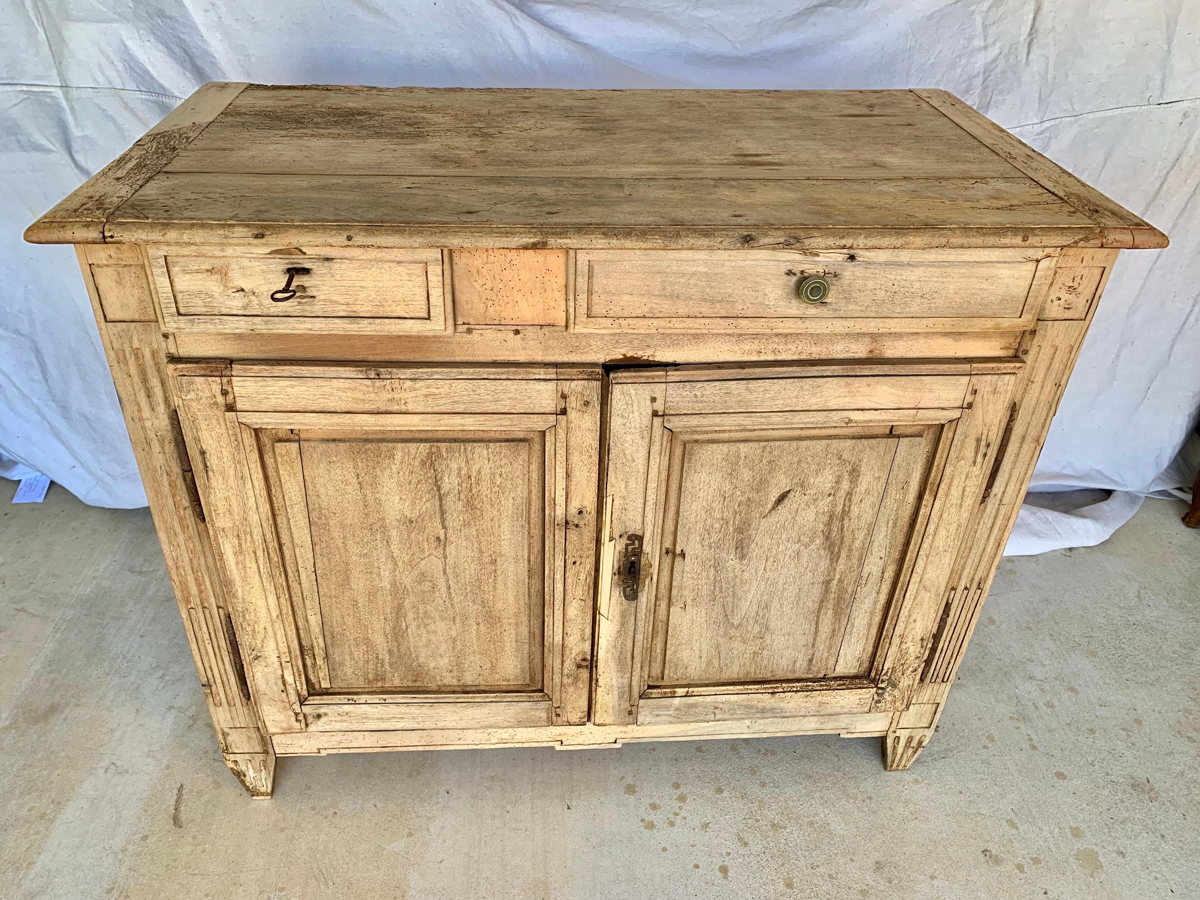 Buffet en noyer Louis XVI de la fin du XIXe siècle Bon état - En vente à Burton, TX