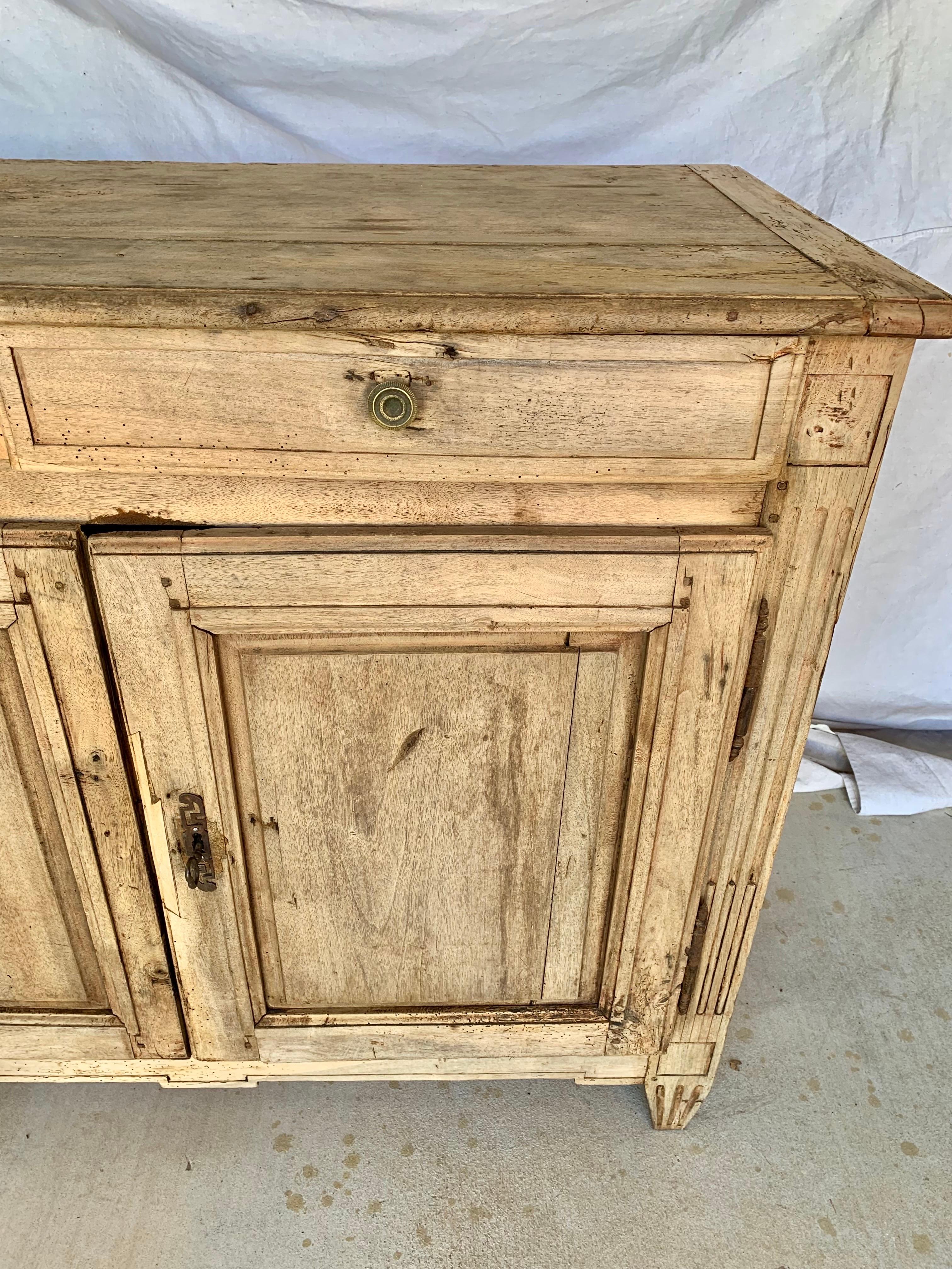 Noyer Buffet en noyer Louis XVI de la fin du XIXe siècle en vente