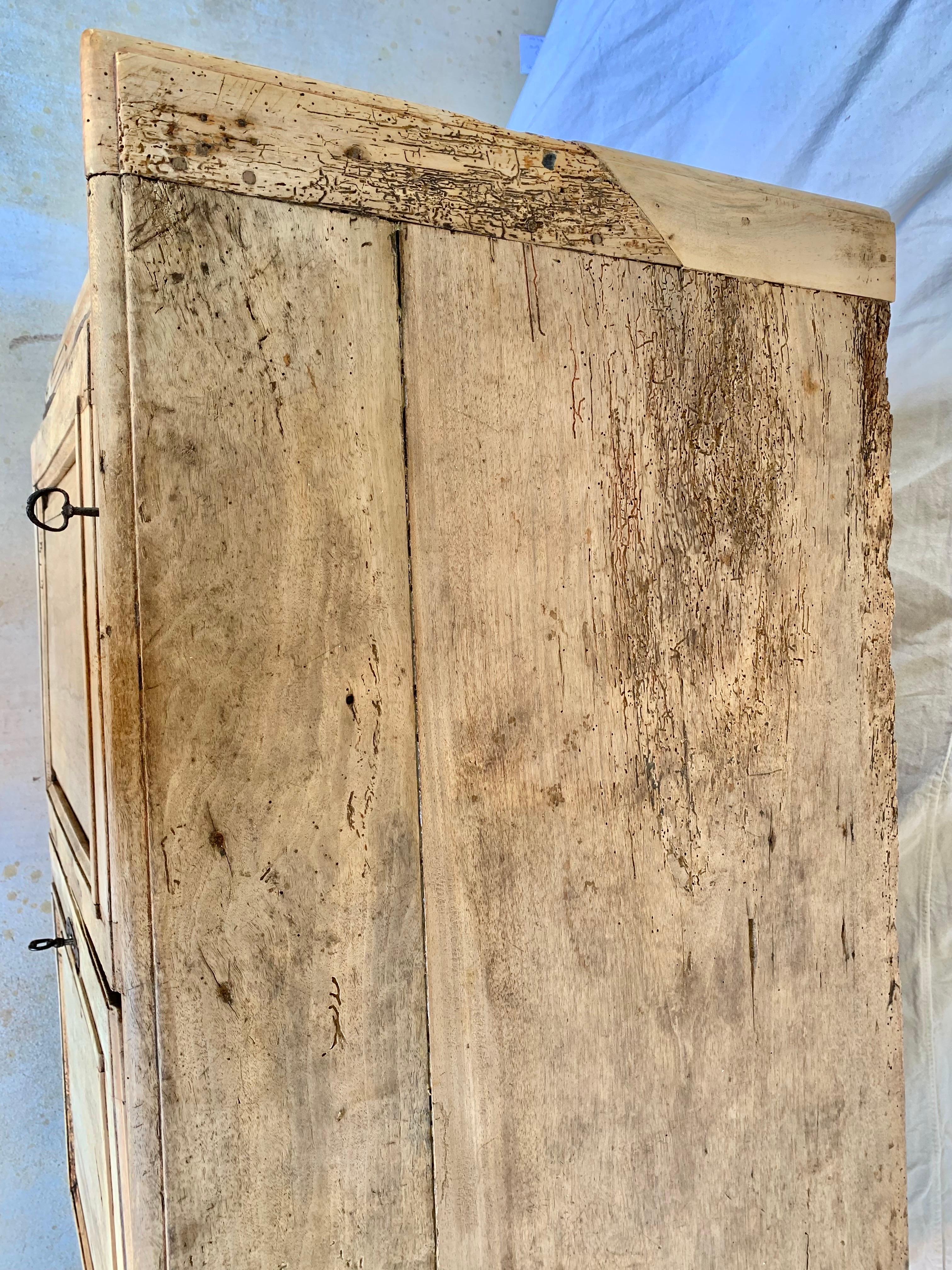 Buffet en noyer Louis XVI de la fin du XIXe siècle en vente 1