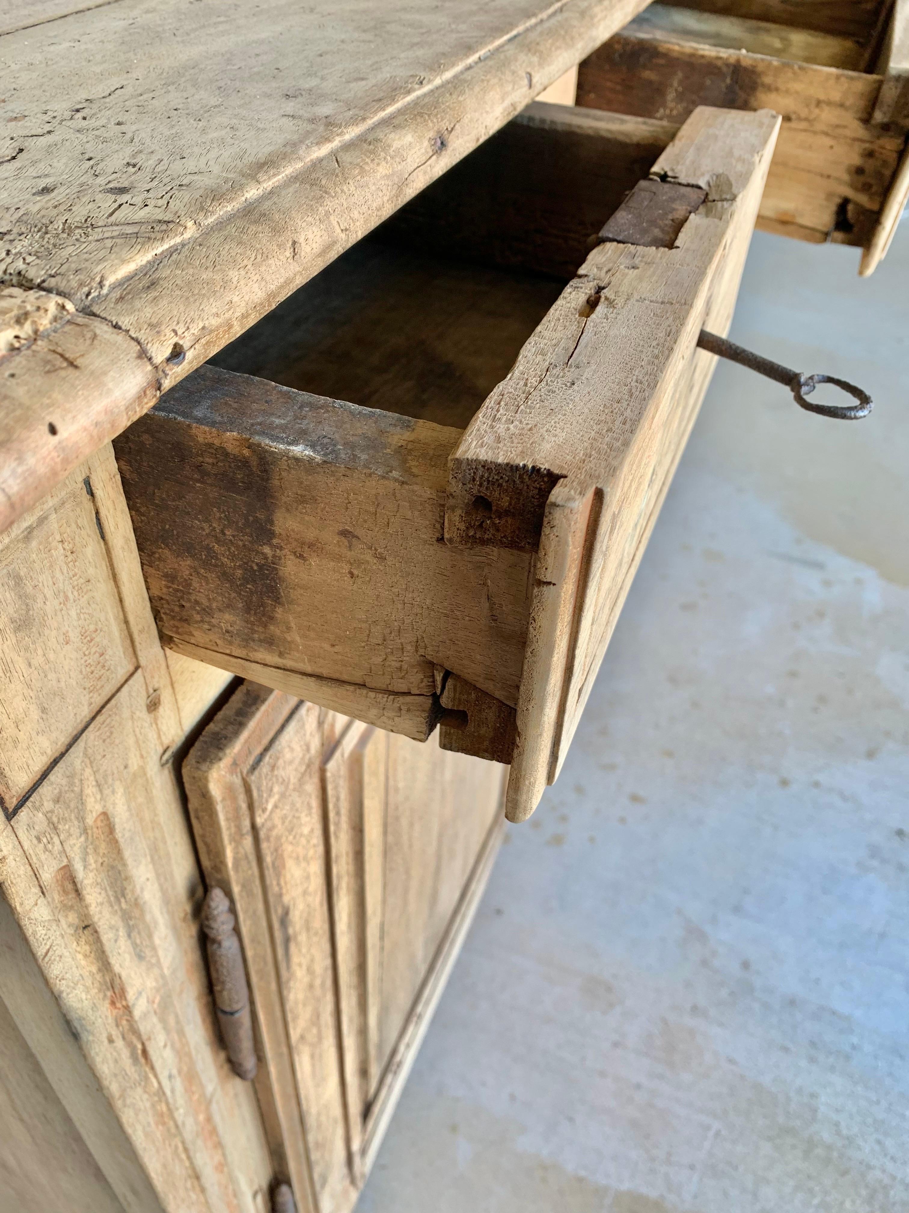 Buffet en noyer Louis XVI de la fin du XIXe siècle en vente 3