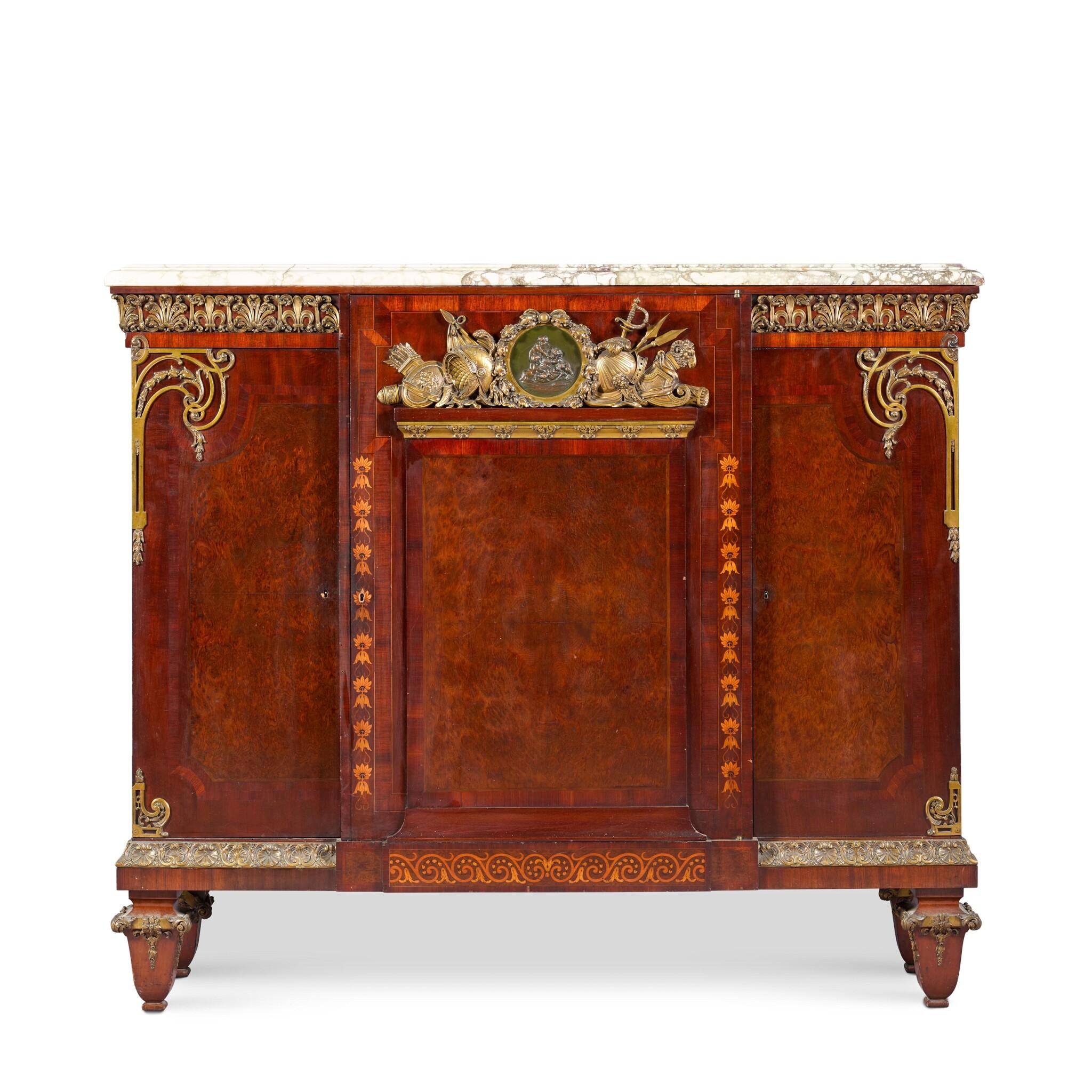 Dieser exquisite französische Schrank des renommierten Kunsttischlers François Linke ist ein Beispiel für die Eleganz und Handwerkskunst des späten 19. Jahrhunderts. Der aus reichem Mahagoni gefertigte Schrank ist mit exquisiten Wurzelfurnieren