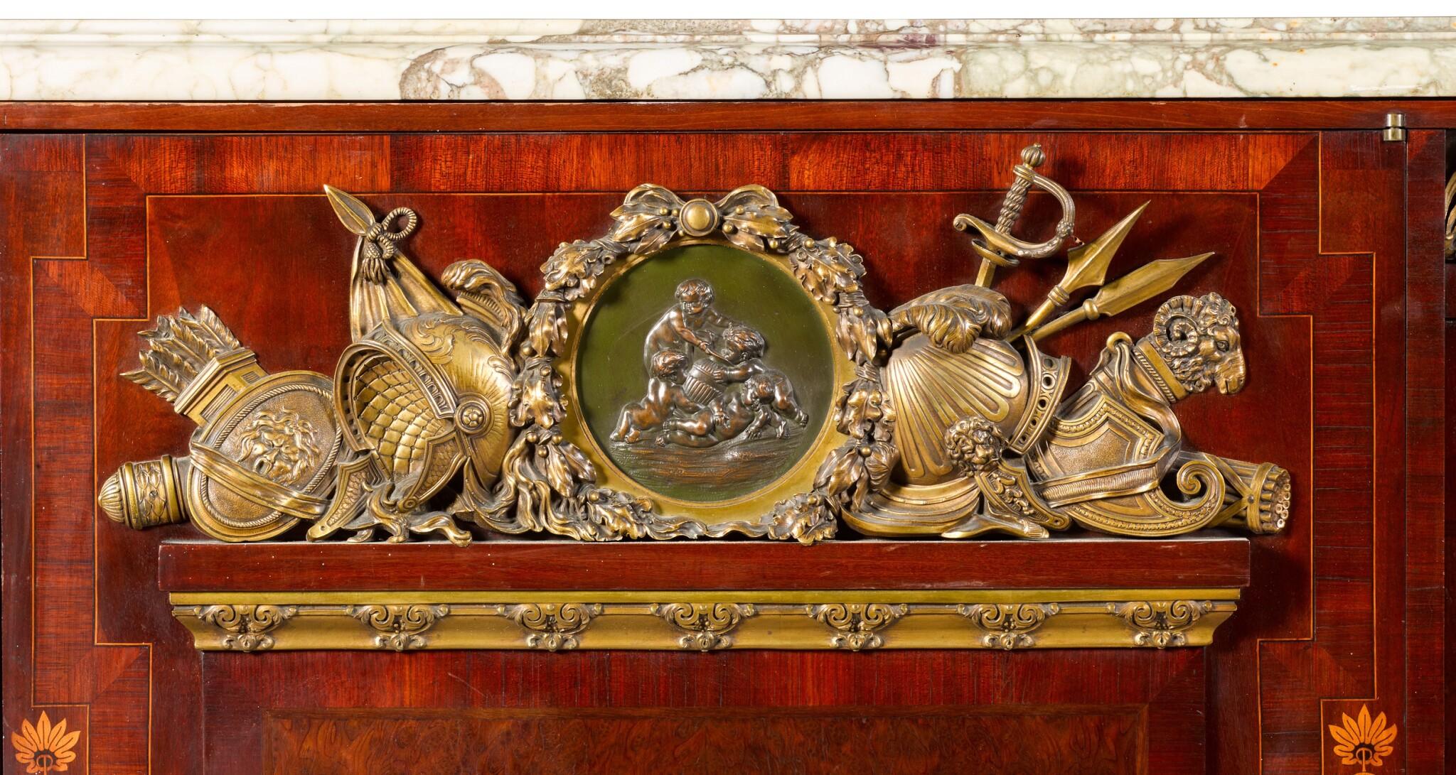 Französisches Mahagoni- und Wurzelholzkabinett des späten 19. Jahrhunderts mit vergoldeten Bronzemontagen im Angebot 3