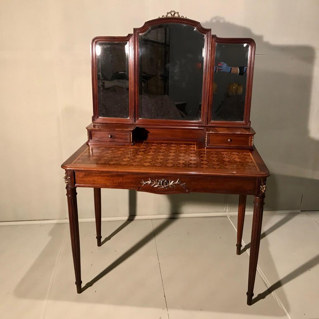 Late 19th Century French Mahogany and Geometric Marquetry Dressing Table In Good Condition In Uppingham, Rutland
