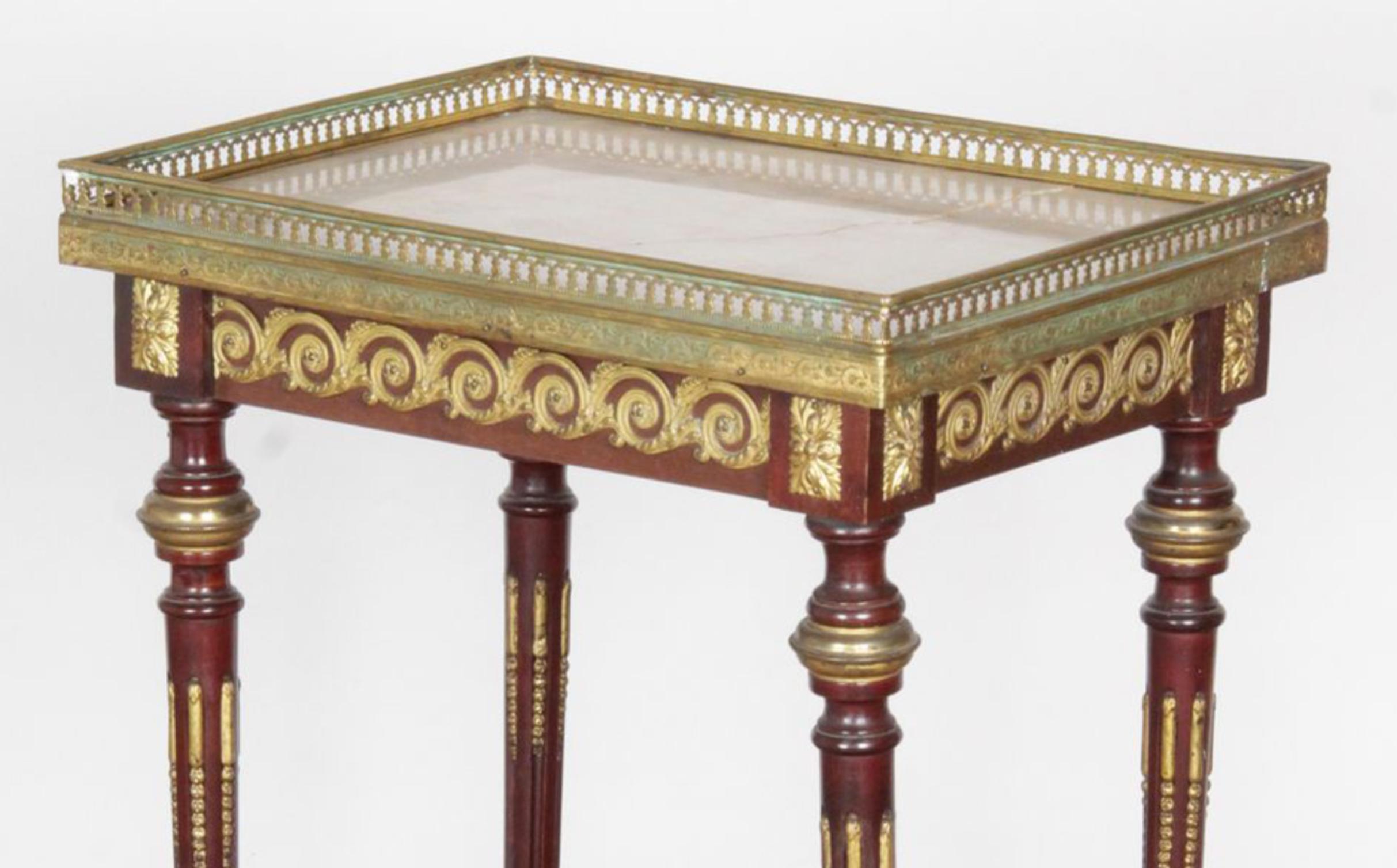 Louis XVI Table d'appoint française en acajou de la fin du XIXe siècle avec plateau en marbre en vente