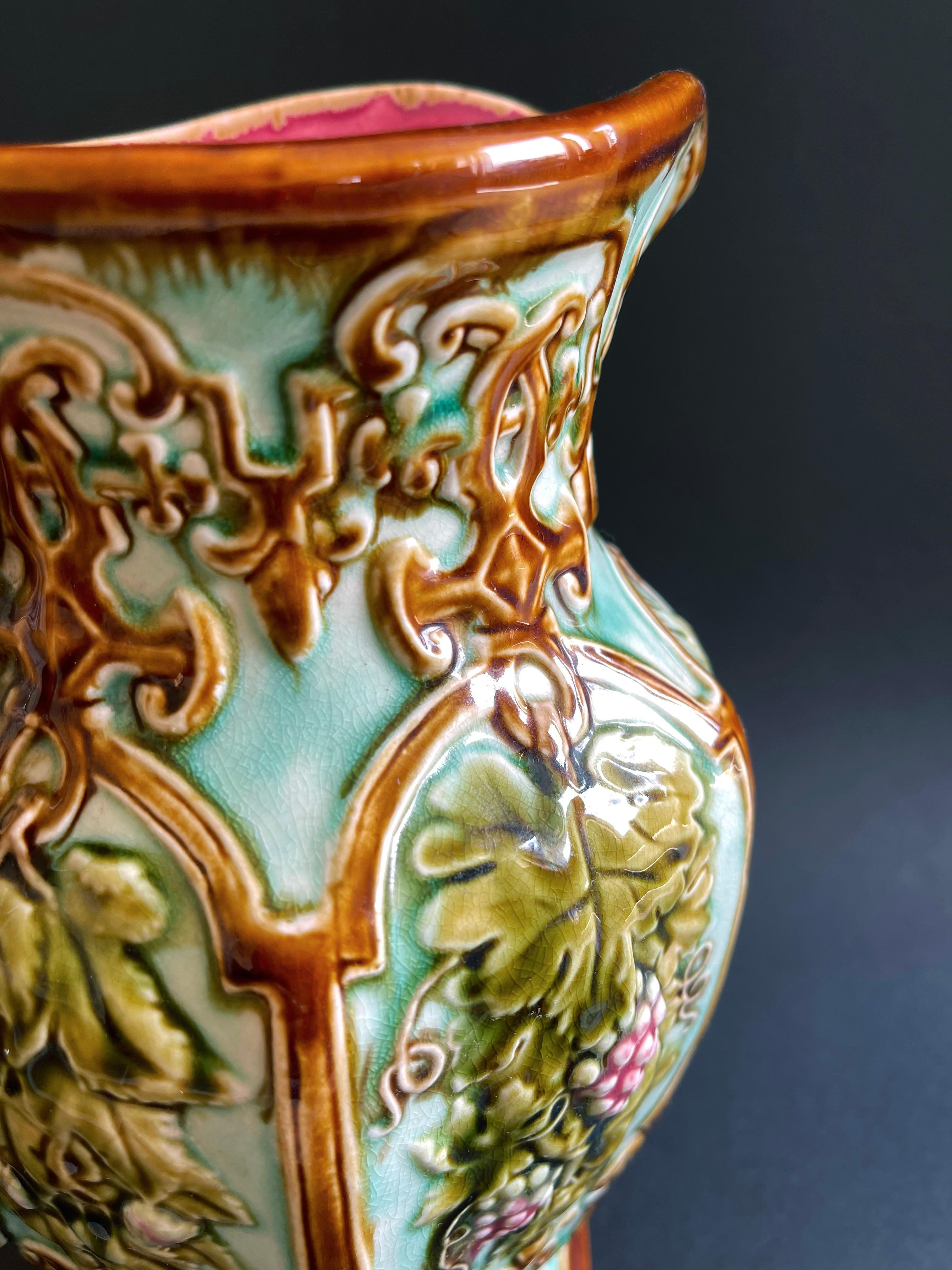 Pichet en majolique française de la fin du 19ème siècle, Art nouveau, par Nimy Les Mons, Mouzin en vente 3