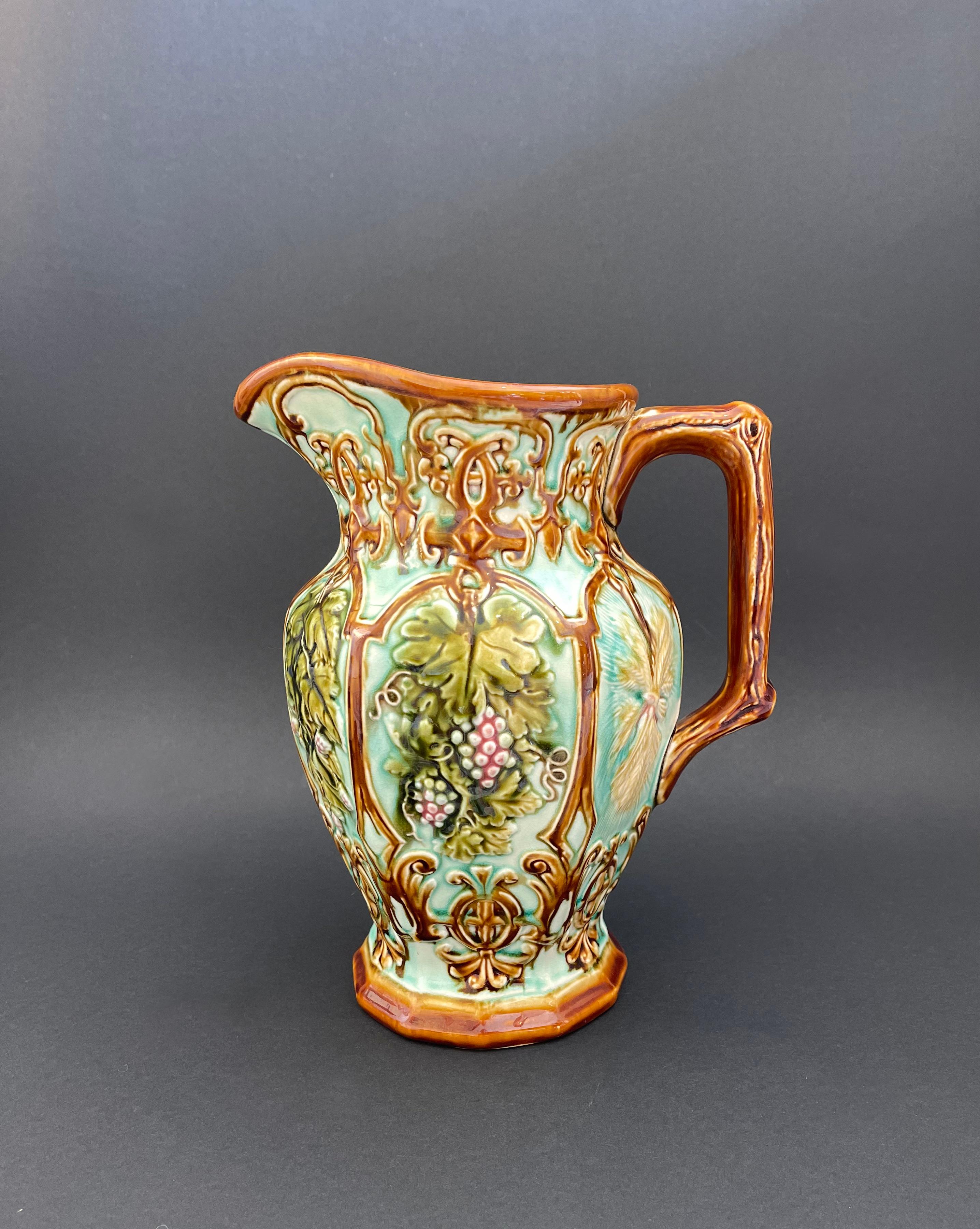 Français Pichet en majolique française de la fin du 19ème siècle, Art nouveau, par Nimy Les Mons, Mouzin en vente
