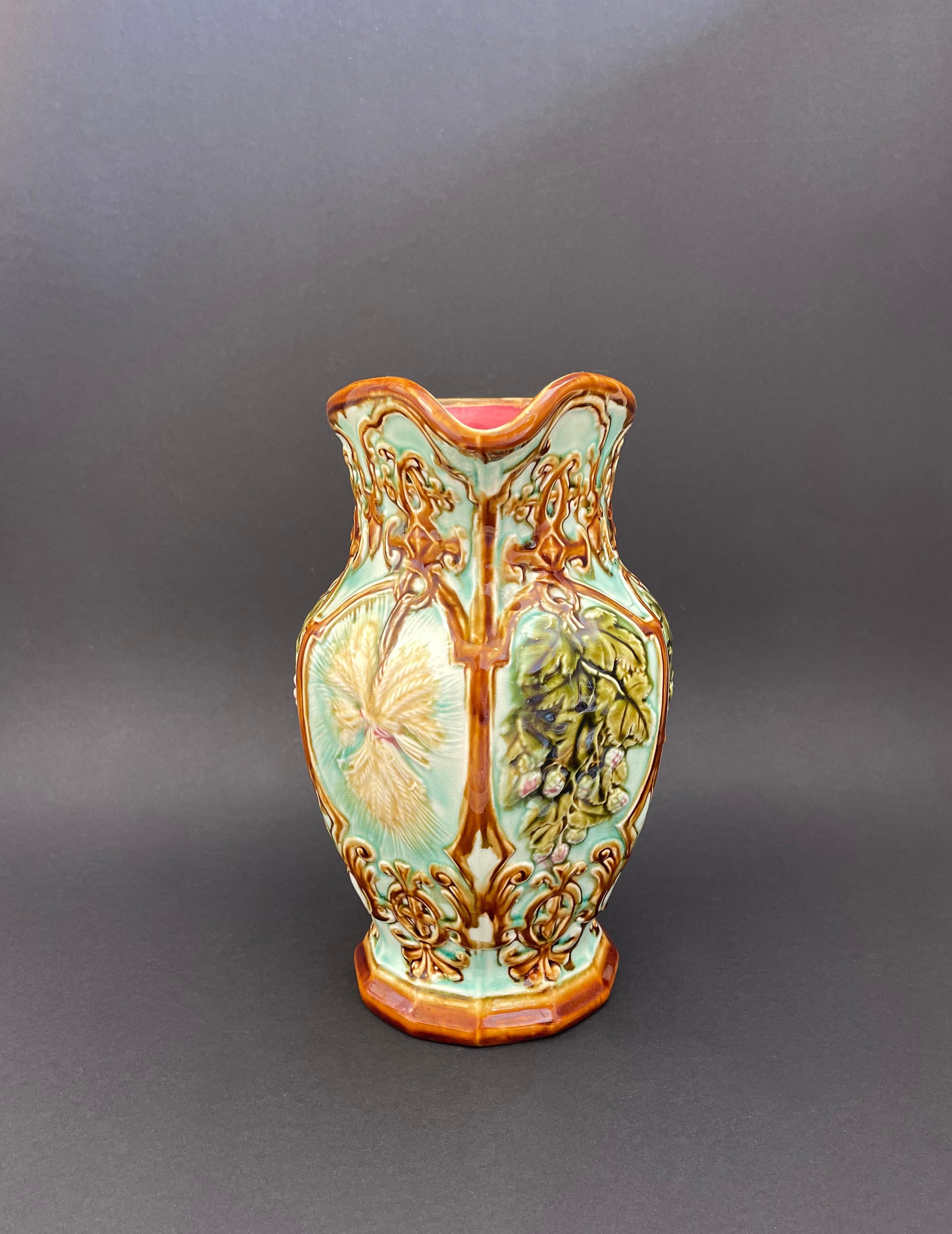 Fait main Pichet en majolique française de la fin du 19ème siècle, Art nouveau, par Nimy Les Mons, Mouzin en vente