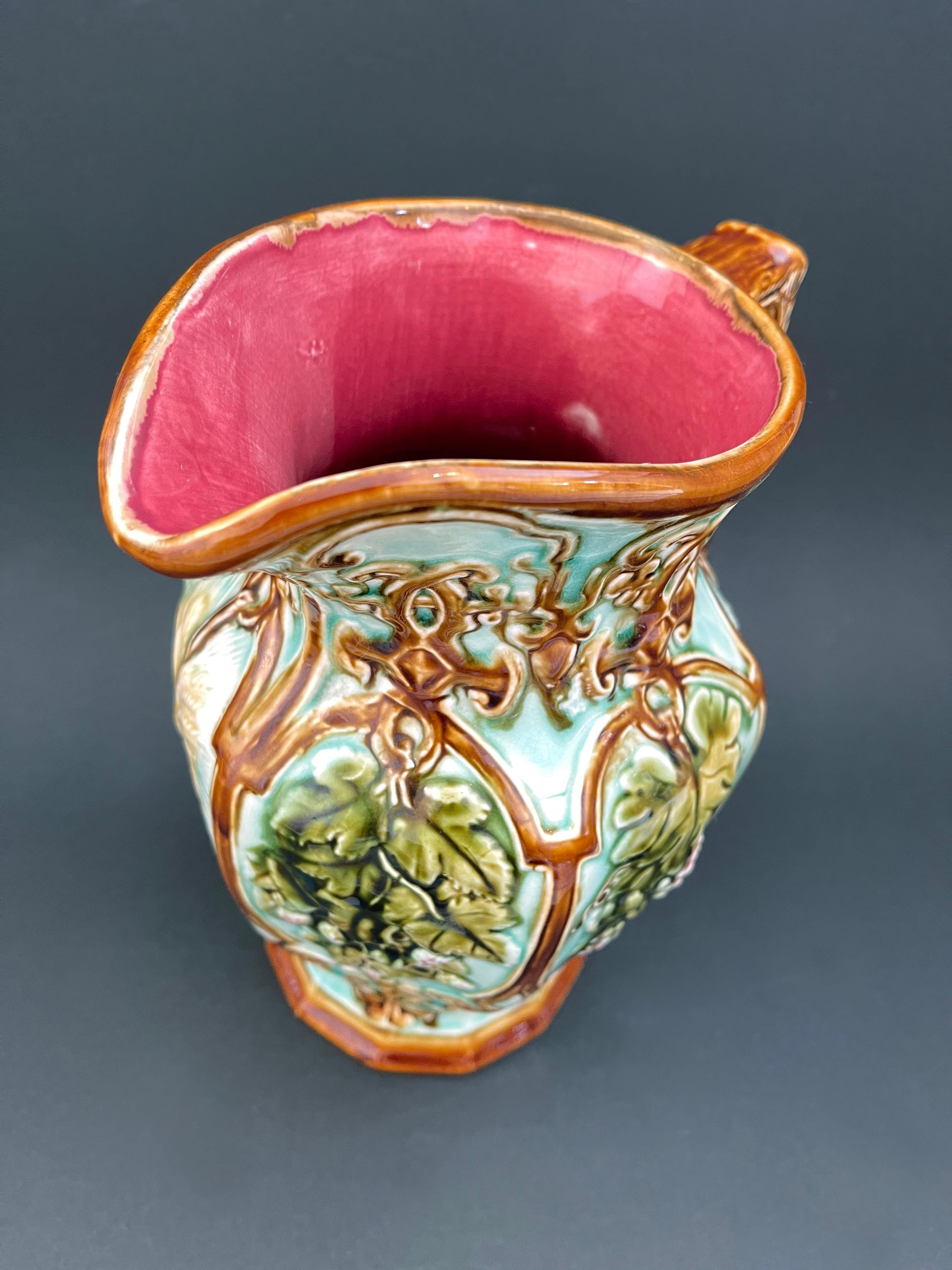 Début du 20ème siècle Pichet en majolique française de la fin du 19ème siècle, Art nouveau, par Nimy Les Mons, Mouzin en vente