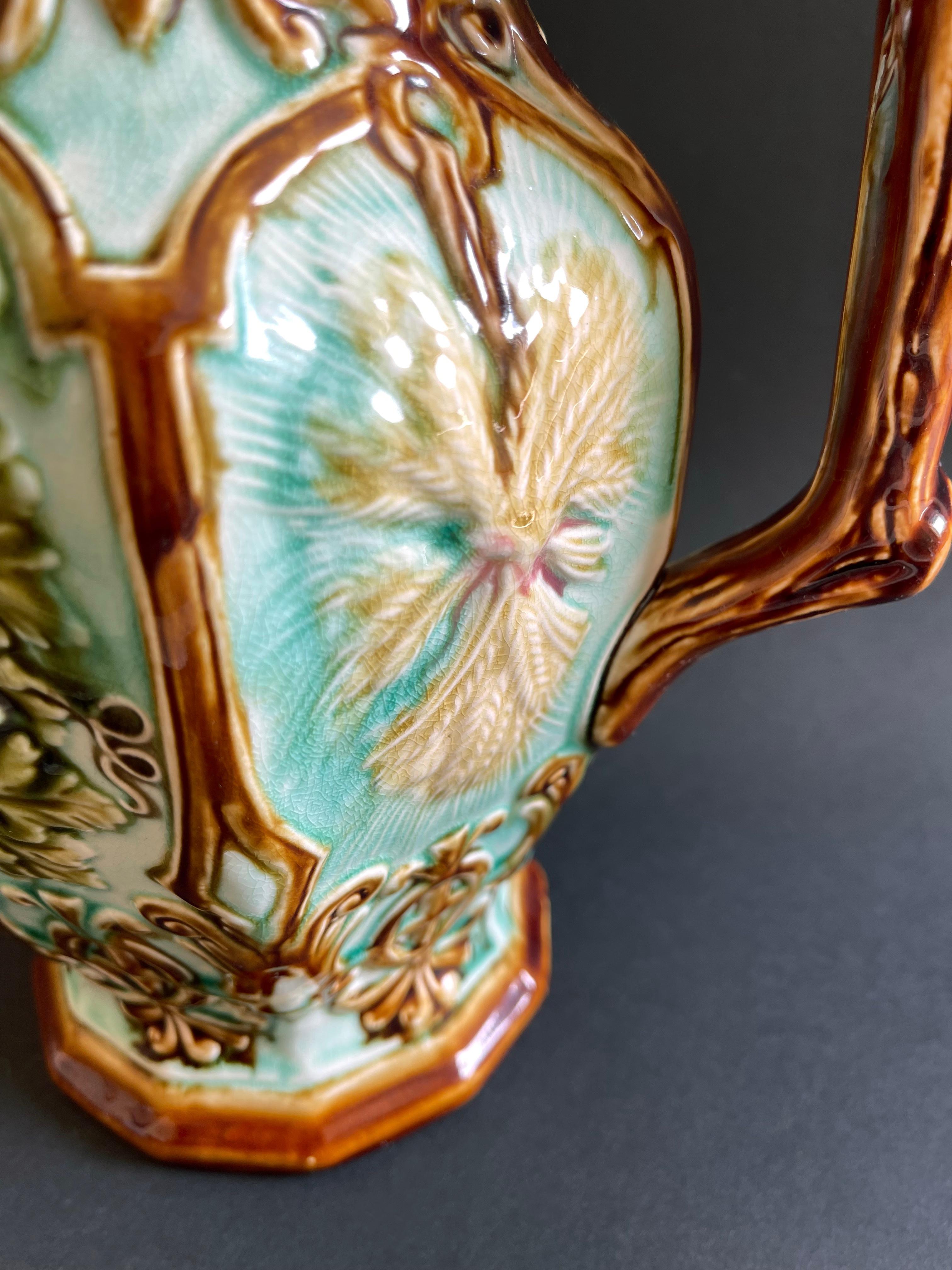 Pichet en majolique française de la fin du 19ème siècle, Art nouveau, par Nimy Les Mons, Mouzin en vente 1