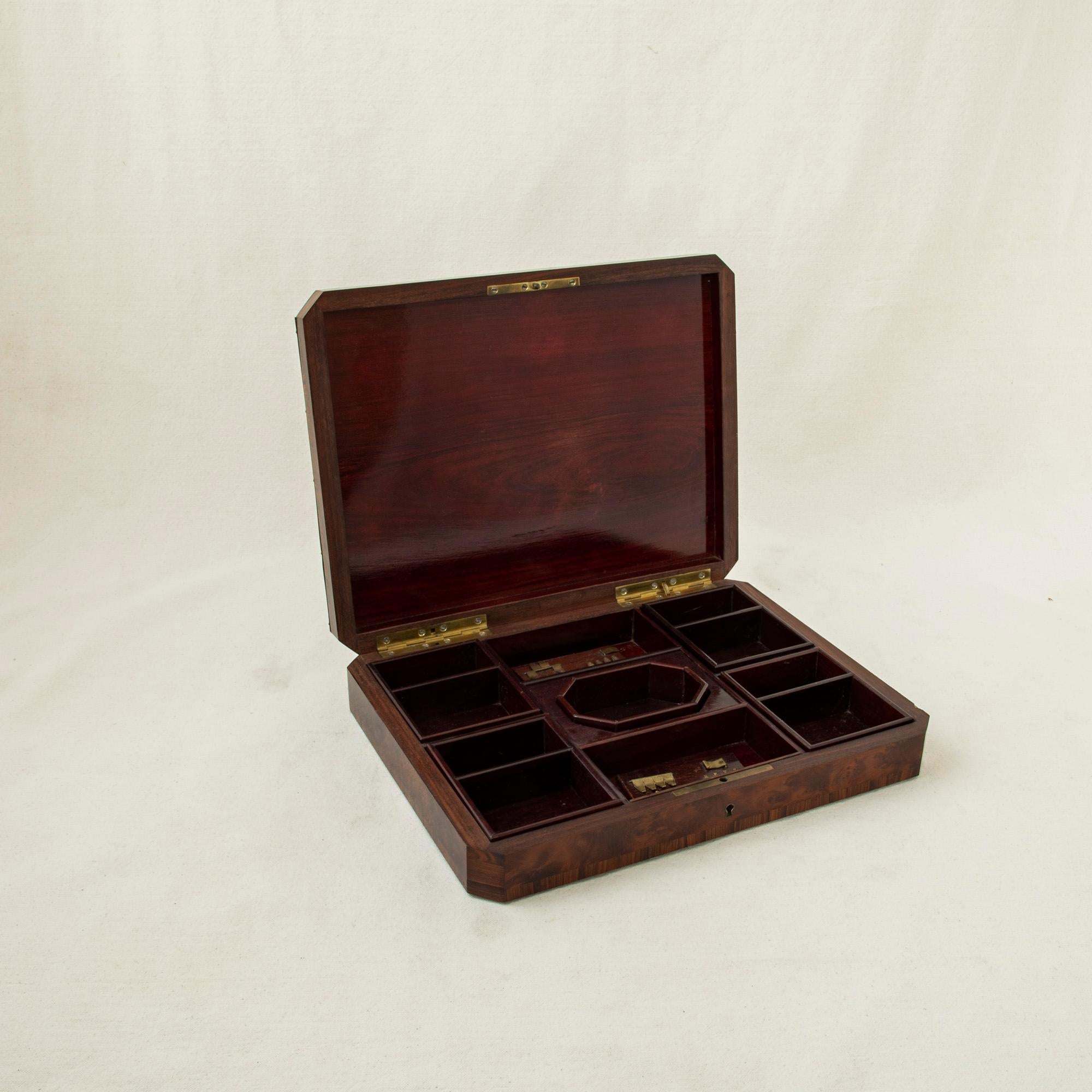 Boîte à jeux en marqueterie d'époque Napoléon III, nacre, fin du 19e siècle en vente 8