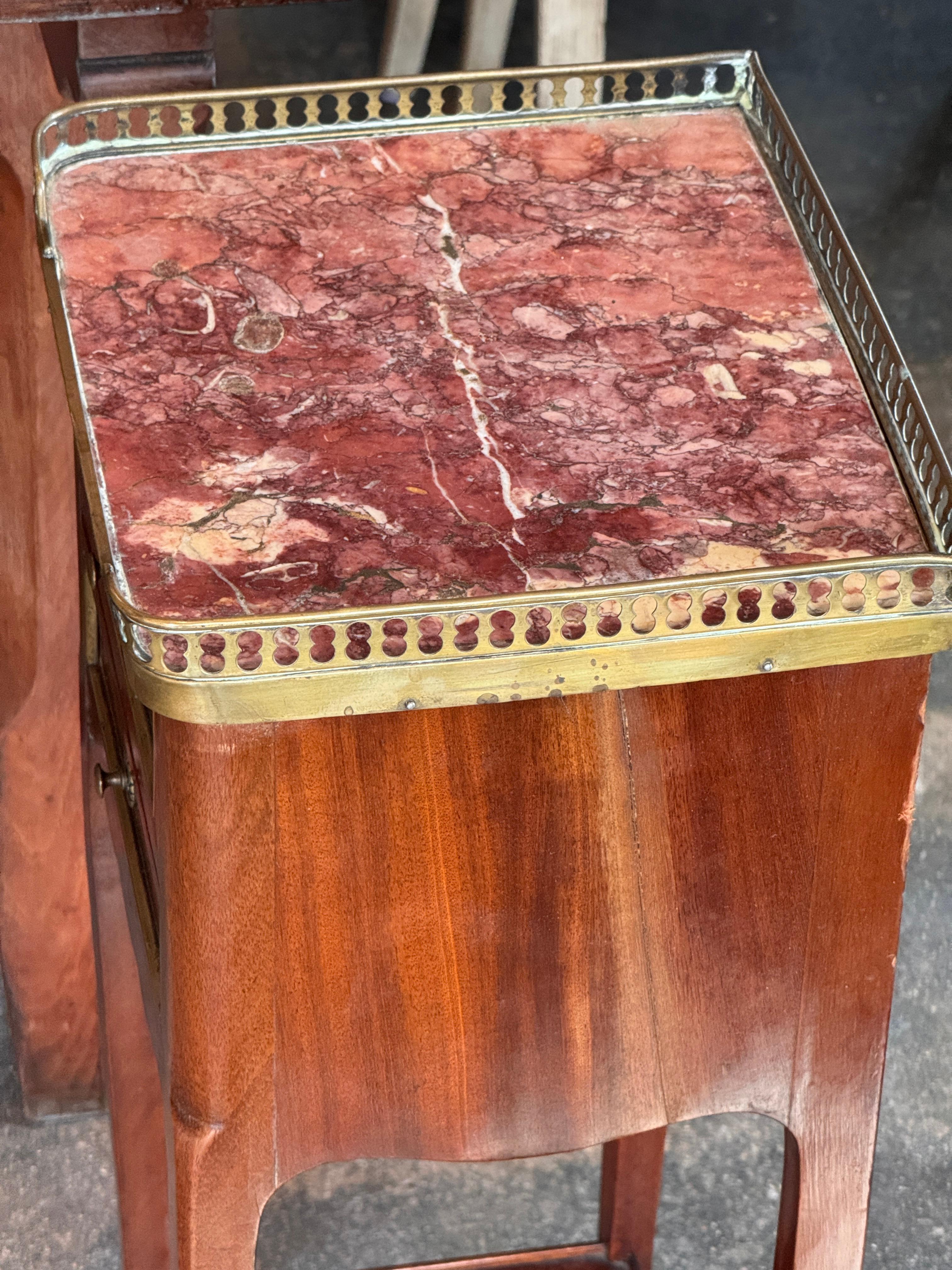 Table de nuit française de la fin du 19e siècle avec plateau en marbre en vente 4