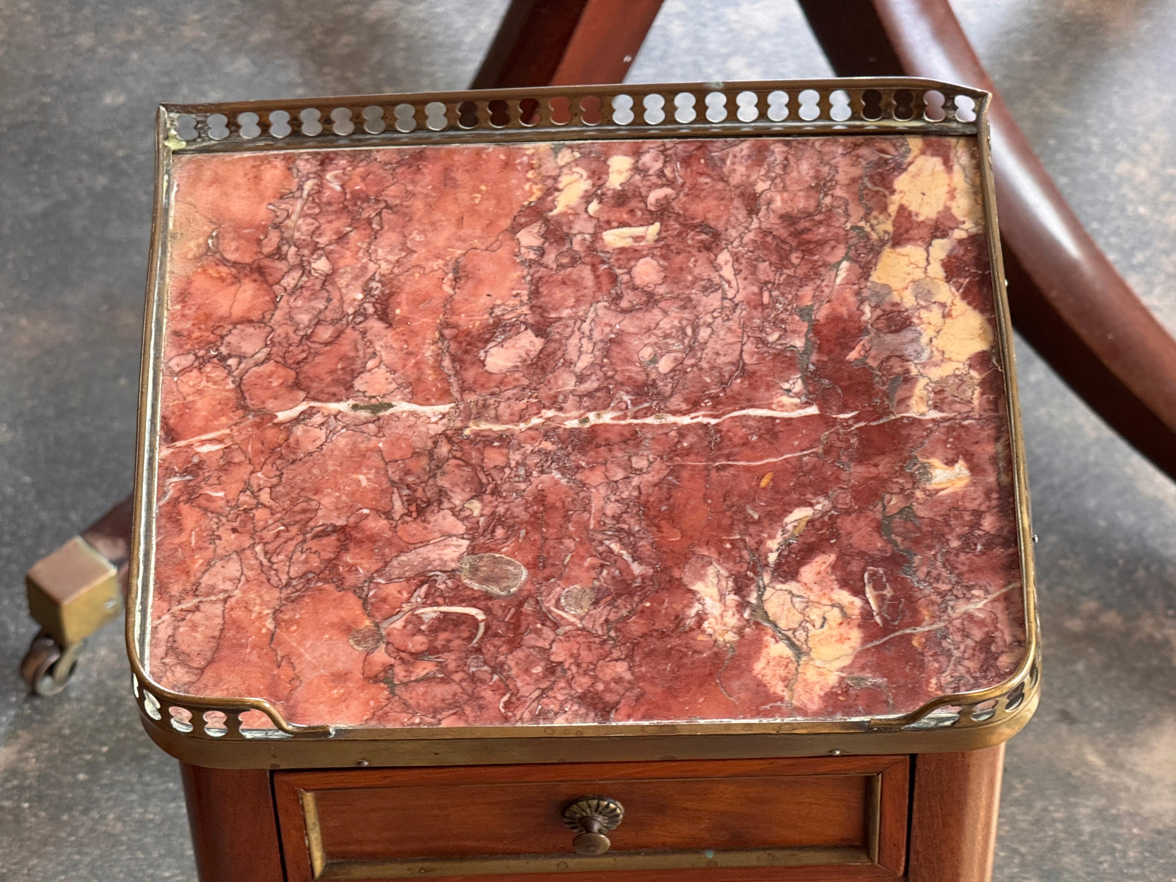 Table de nuit française de la fin du 19e siècle avec plateau en marbre en vente 5