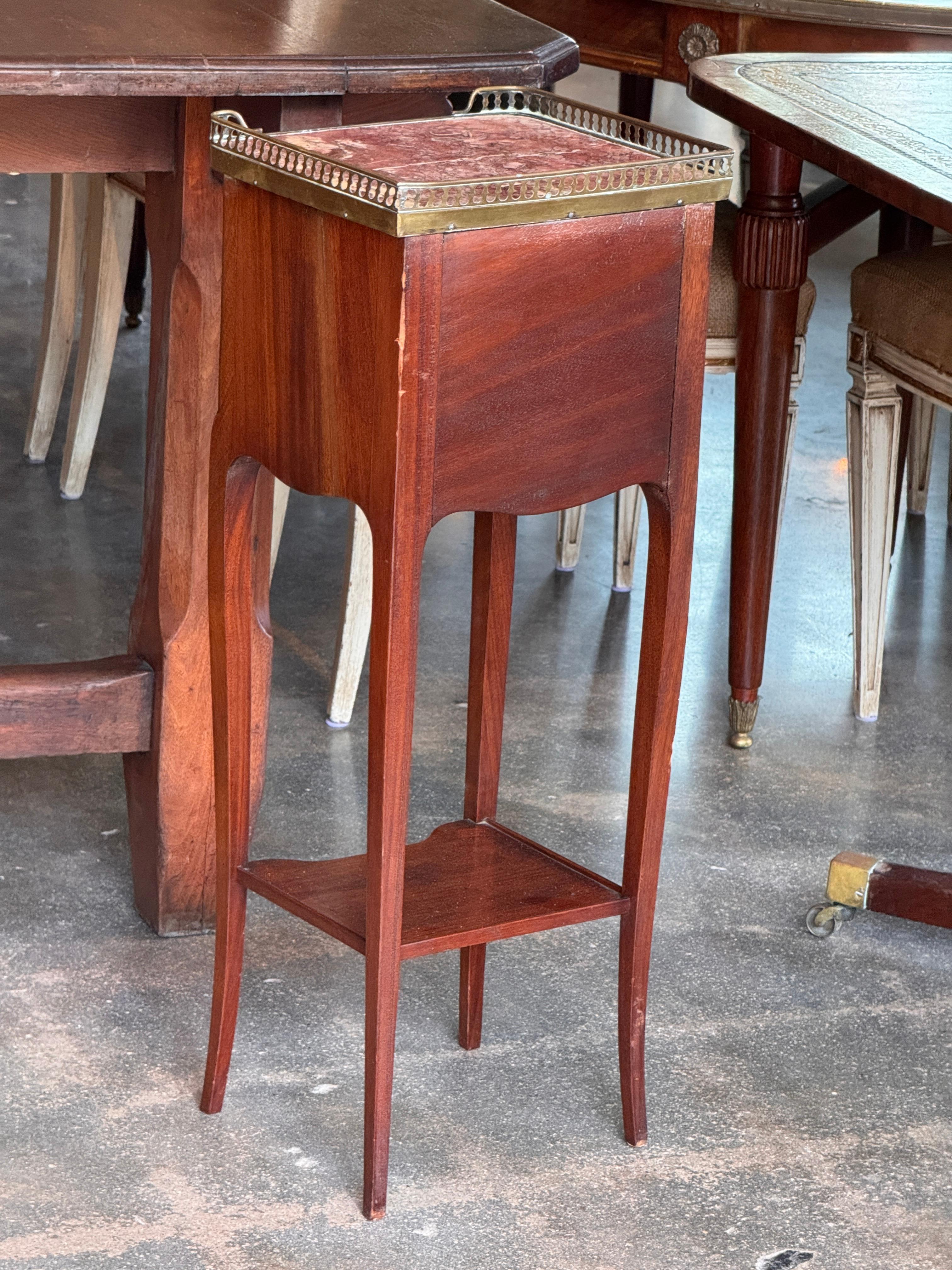 Table de nuit française de la fin du 19e siècle avec plateau en marbre en vente 6