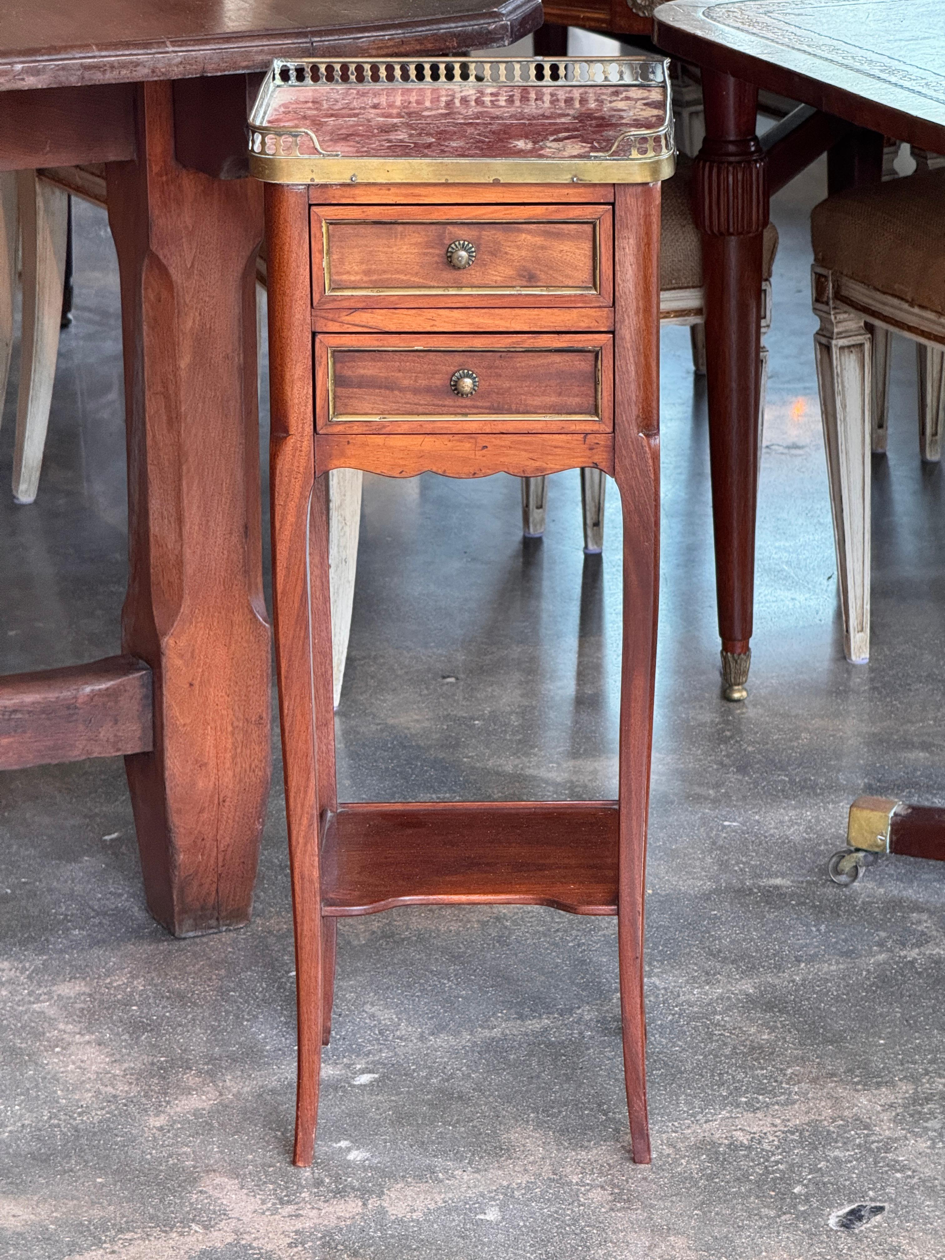 Français Table de nuit française de la fin du 19e siècle avec plateau en marbre en vente