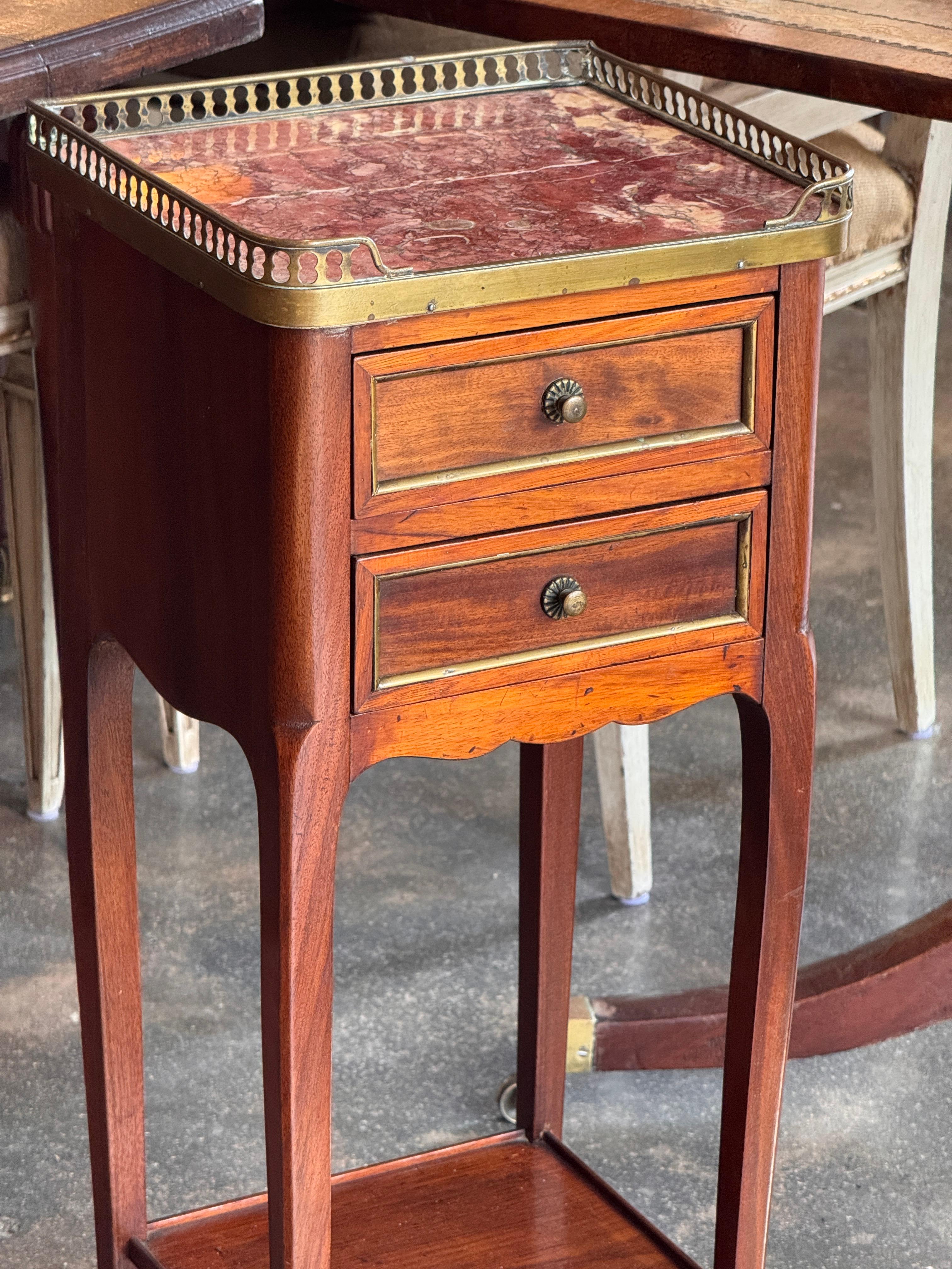 Table de nuit française de la fin du 19e siècle avec plateau en marbre Bon état - En vente à Charlottesville, VA
